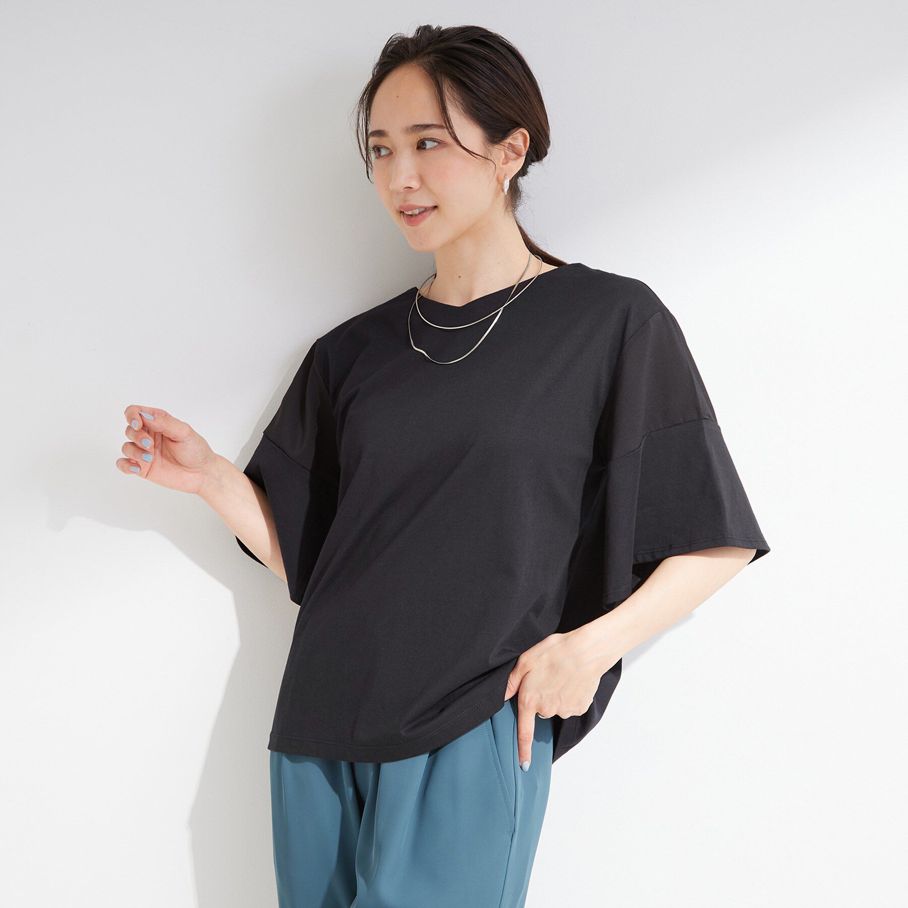 SHOO･LA･RUE「【ひんやり/S-LL/体型カバー】フレアスリーブで二の腕を自然にカバー 浅VネックTシャツ」|Tシャツ・カットソー|