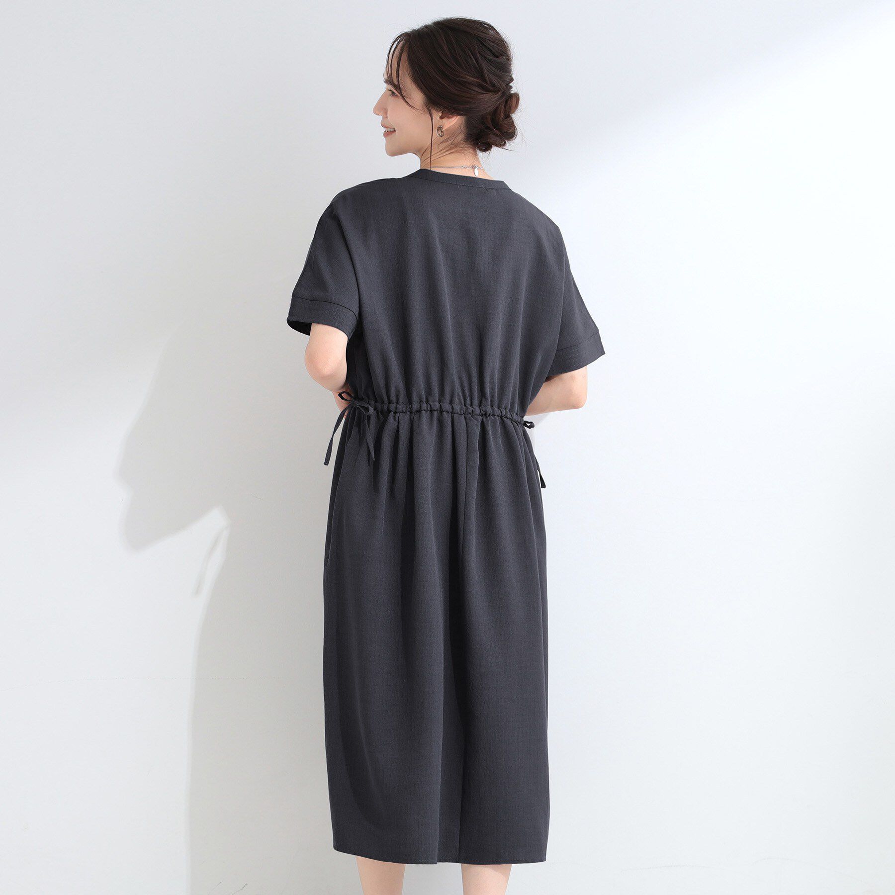 SHOO･LA･RUE「【洗濯機可/体型カバー】ウエストシャーリングでお腹周りが気にならない 麻調スキッパー脇リボンワンピー」|ワンピース|