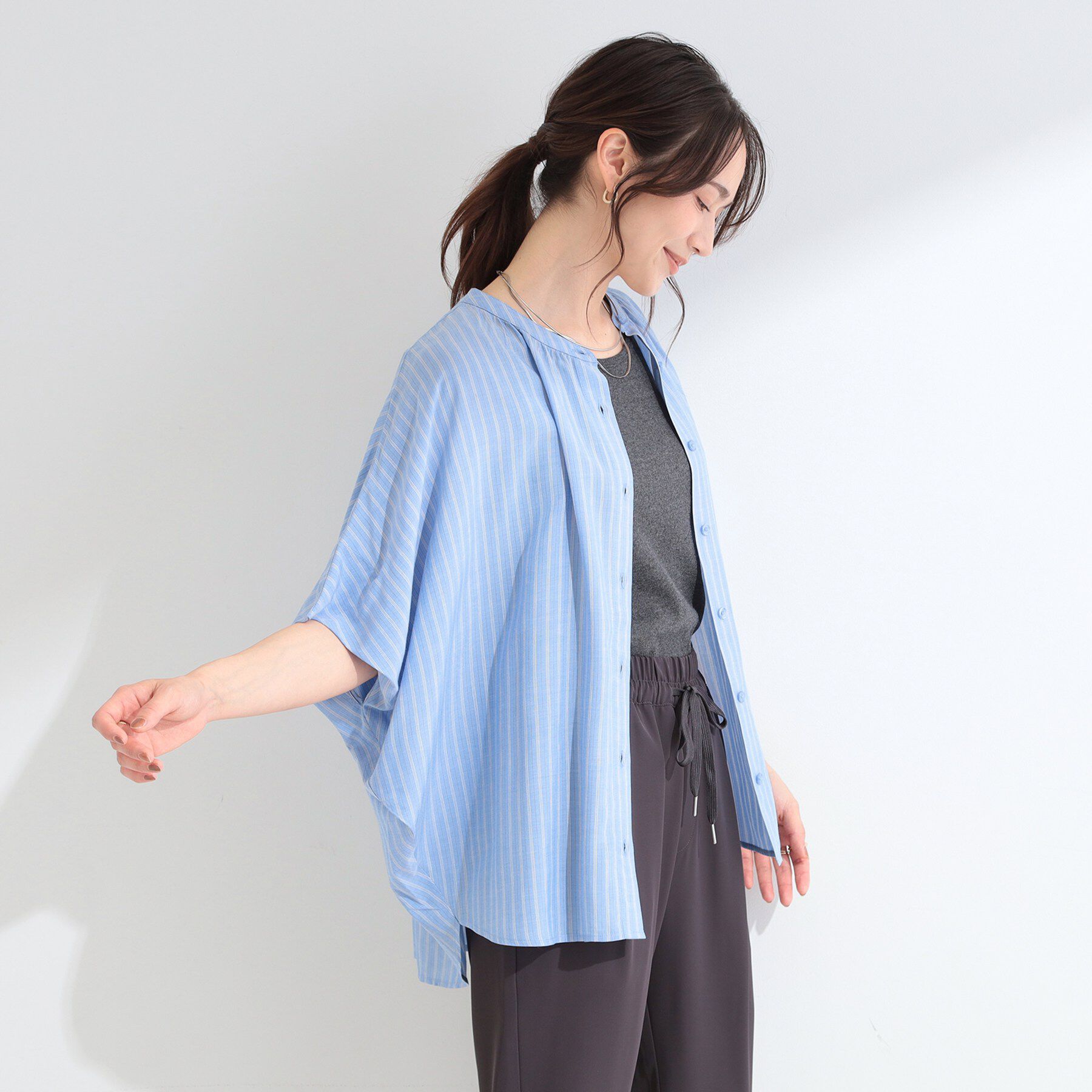 SHOO･LA･RUE「【ひんやり/洗濯機可/体型カバー】二の腕隠れる ゆるっと襟ギャザーレーヨンブラウス」|シャツ・ブラウス|