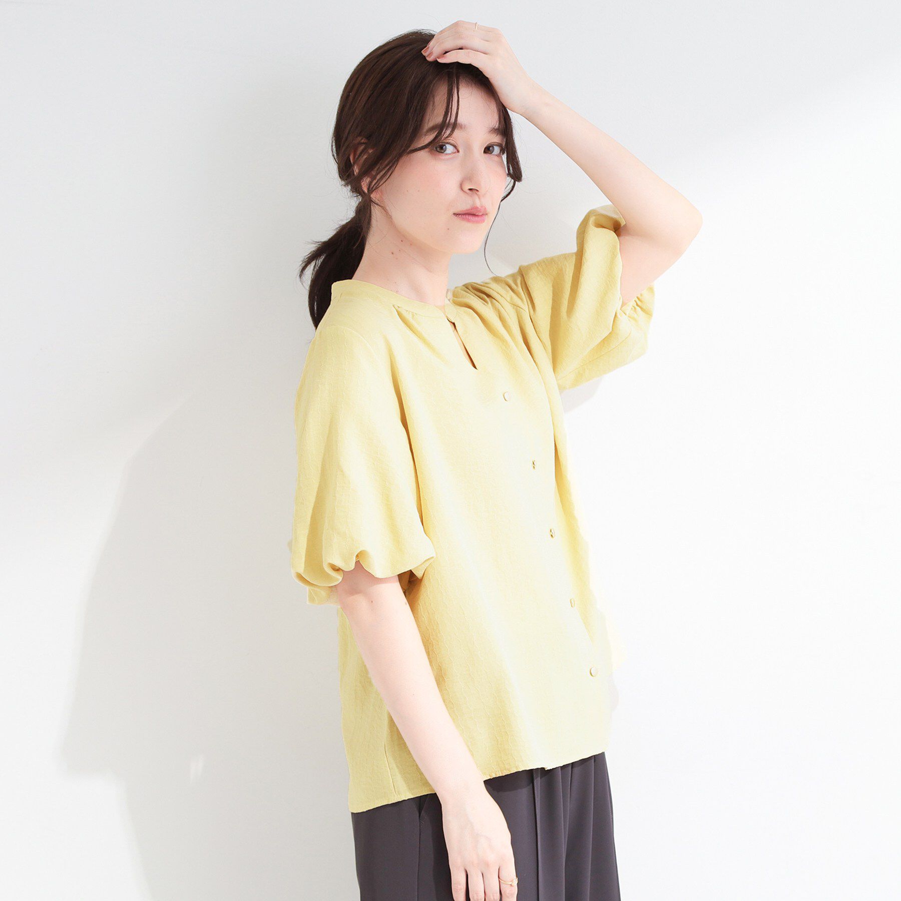 SHOO･LA･RUE「【S-LL/洗濯機可】バルーンスリーブ　キーネックブラウス」|シャツ・ブラウス|