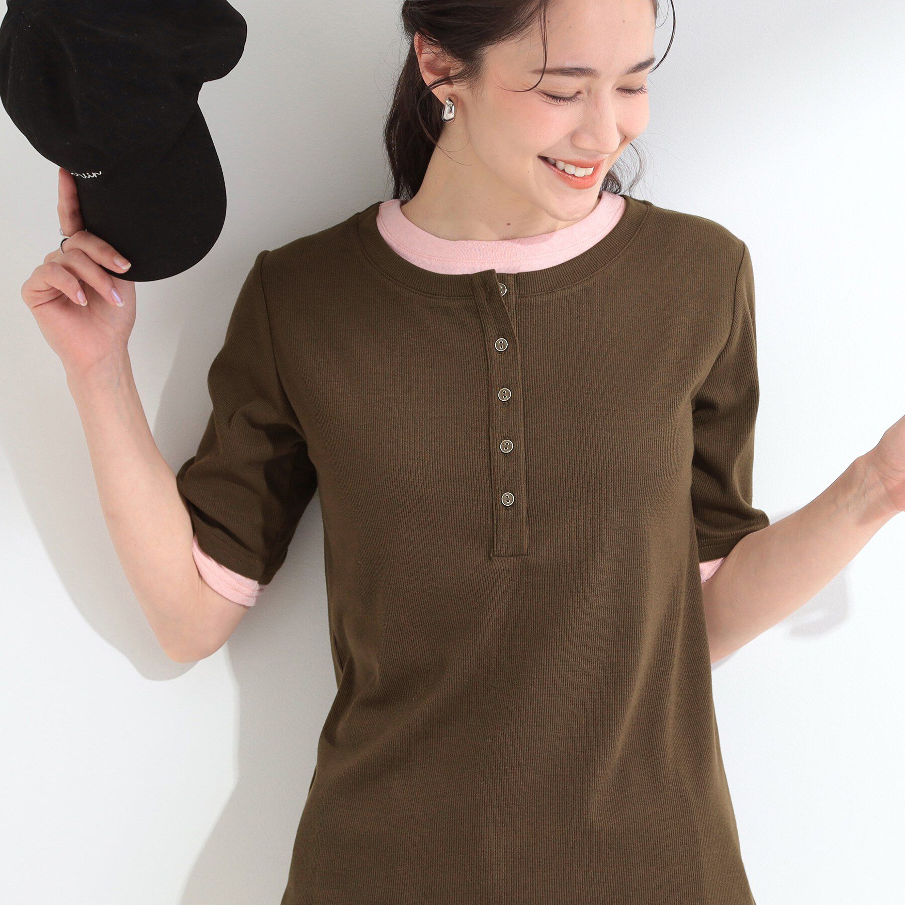 SHOO･LA･RUE「【S-LL/洗濯機可】二の腕隠れる 配色レイヤード風 ヘンリーネック5分袖Tシャツ」|Tシャツ・カットソー|ブラウン(544)