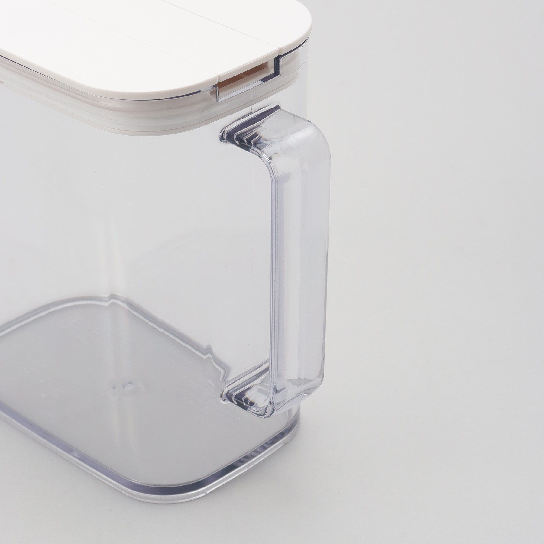 212 KITCHEN STORE「棚に収まる冷水筒 1.5L SP-151ホワイト」|グラス・マグカップ|