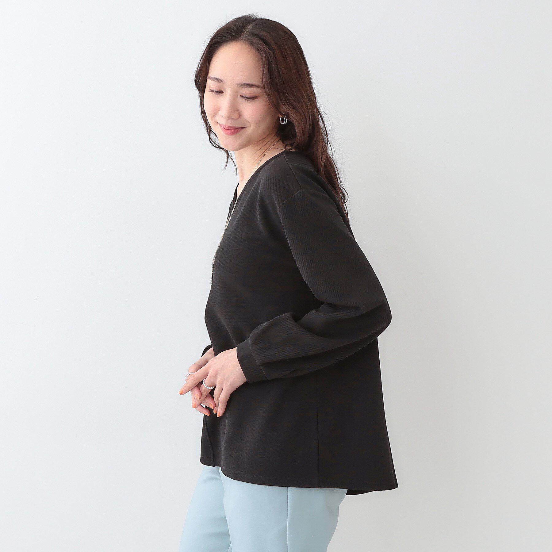 SHOO･LA･RUE「【S-LL/2点セット】大人の上品シルエット アクセ付き Vネックトップス」|シャツ・ブラウス|