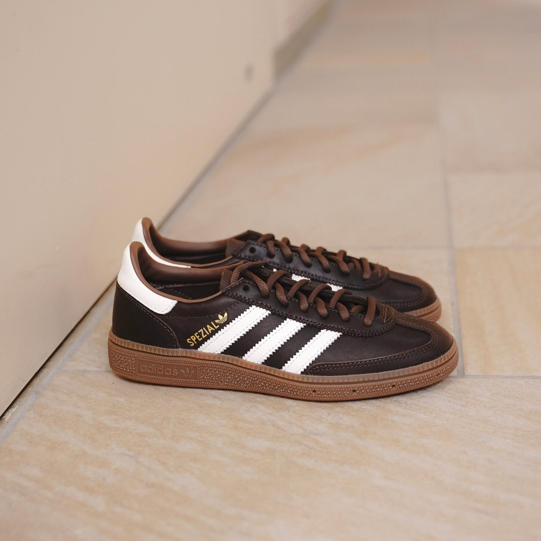 DRESSTERIOR「adidas（アディダス）HANDBALL SPEZIAL ブラウン」|スニーカー|