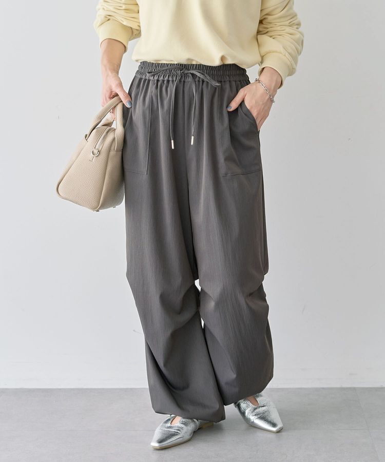 Green Parks「表面感サテンタックパンツ」|その他|Charcoal Gray