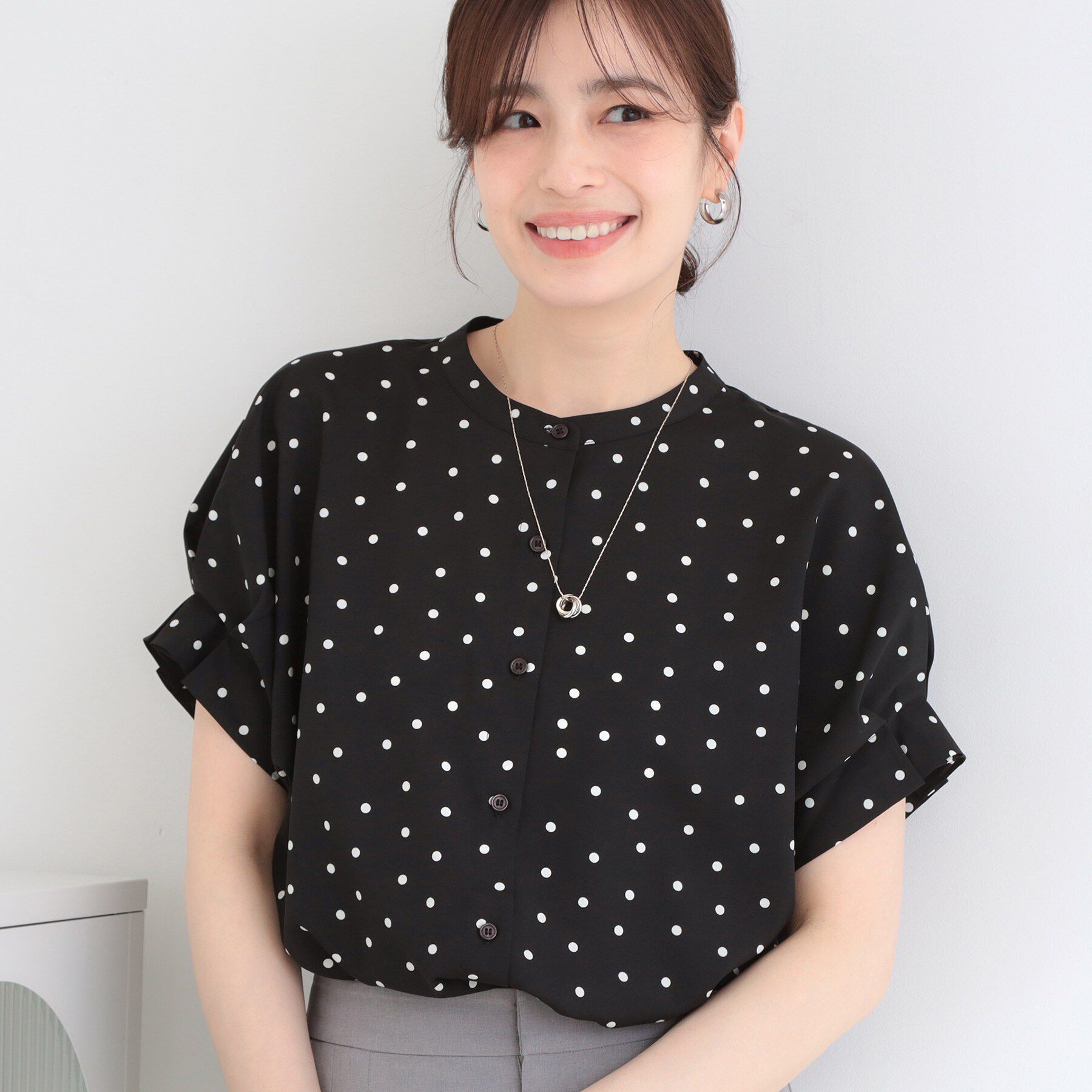 SHOO･LA･RUE「【洗濯機可／洗濯後しわになりにくい】大人の甘さをプラスする ドット柄袖タックブラウス」|シャツ・ブラウス|ブラック(119)