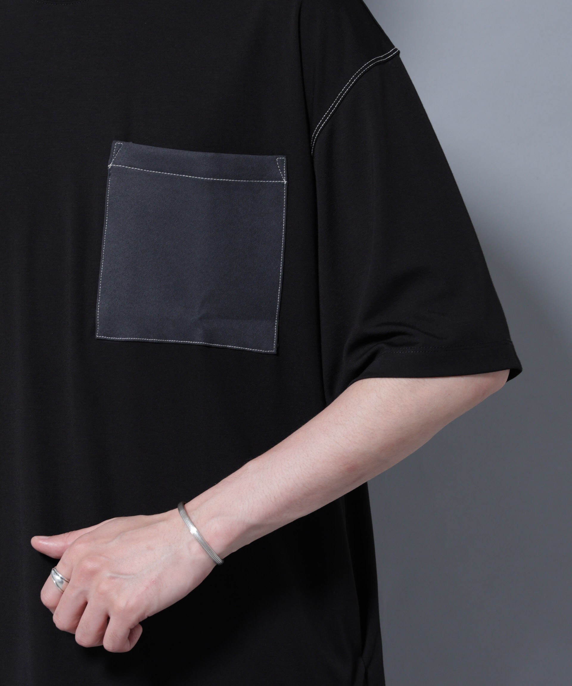 NANO universe「配色ステッチ フェイクスエードポケットTシャツ」|Tシャツ・カットソー|