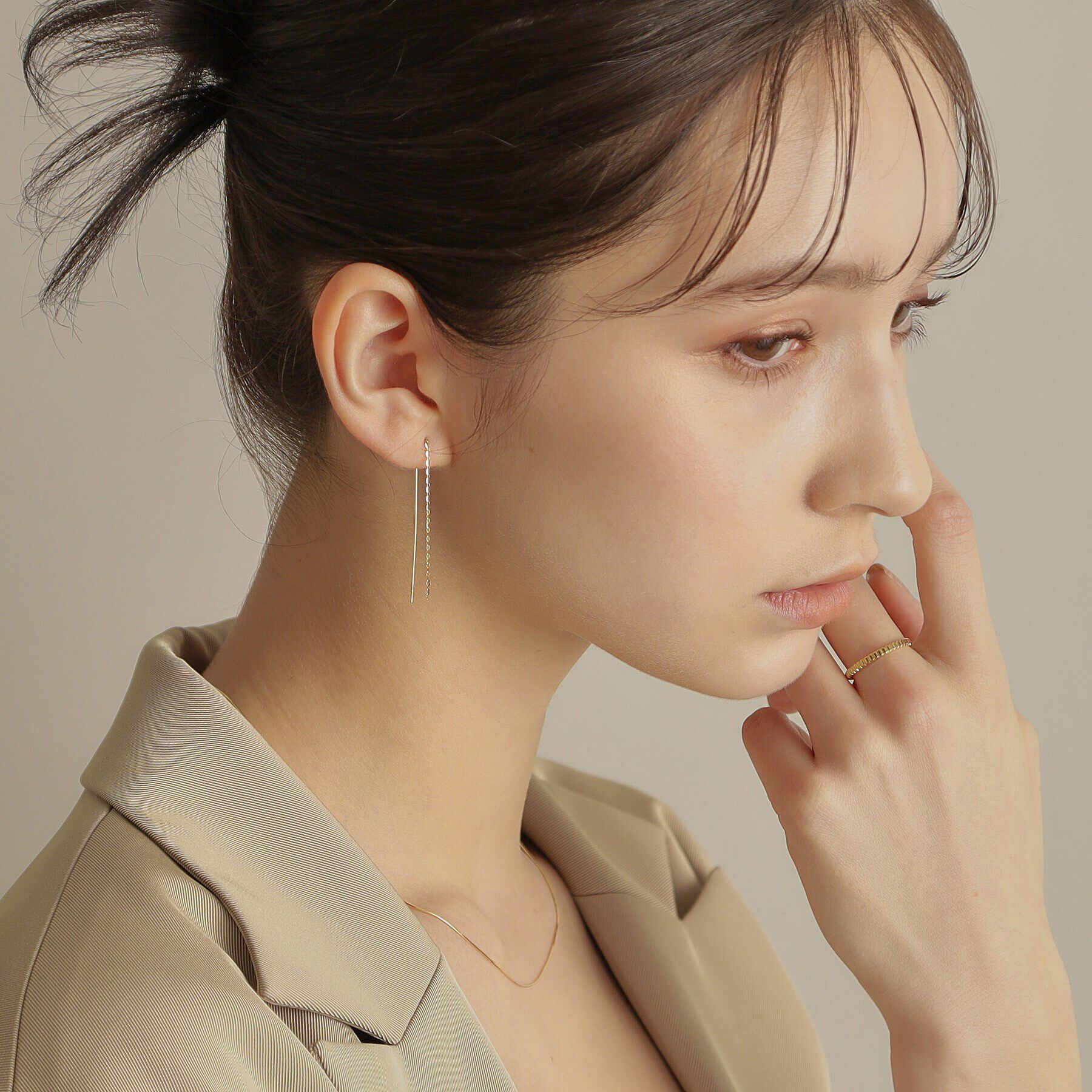 COCOSHNIK「K18フラッシュアズキロングポスト ピアス」|ピアス|