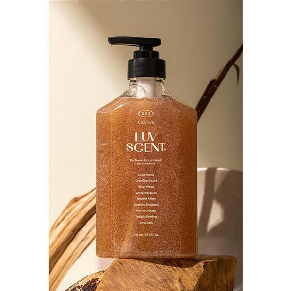  「LUV SCENT スクラブボディウォッシュ コージーファイヤ― シダーウッド (500ml)」|マッサージ・ボディスクラブ|