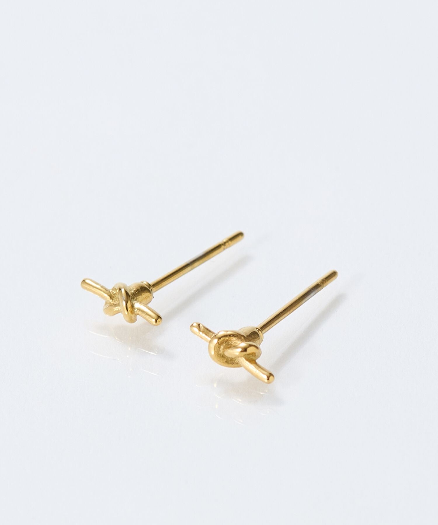 Phoebe「【金属アレルギー対応】プチノットピアス　ゴールド/サージカルステンレス」|ピアス|