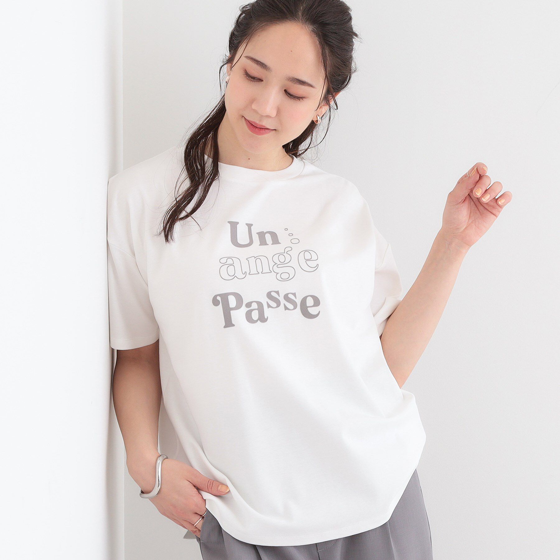 SHOO･LA･RUE「【S-LL】大人のきれいめカジュアルに フロッキーロゴTシャツ」|Tシャツ・カットソー|オフホワイト(003