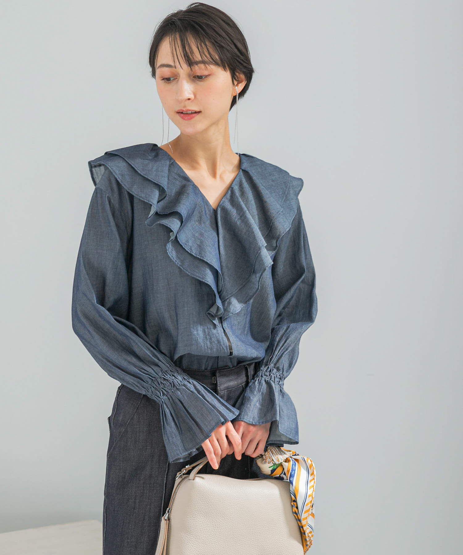 URBAN RESEARCH ROSSO「Vネックラッフルシアーデニムブラウス」|シャツ・ブラウス|