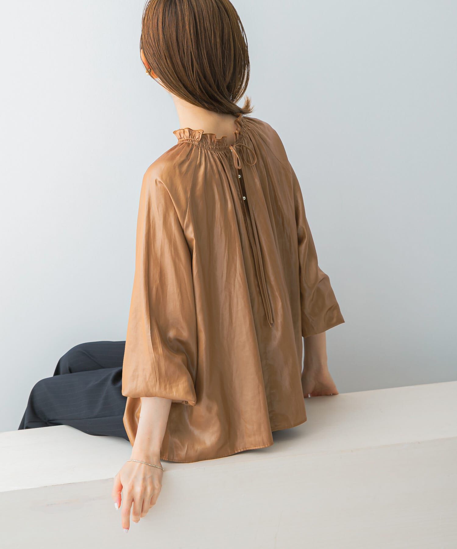 URBAN RESEARCH ROSSO「グロッシー2WAYネックギャザーブラウス」|シャツ・ブラウス|キャメル