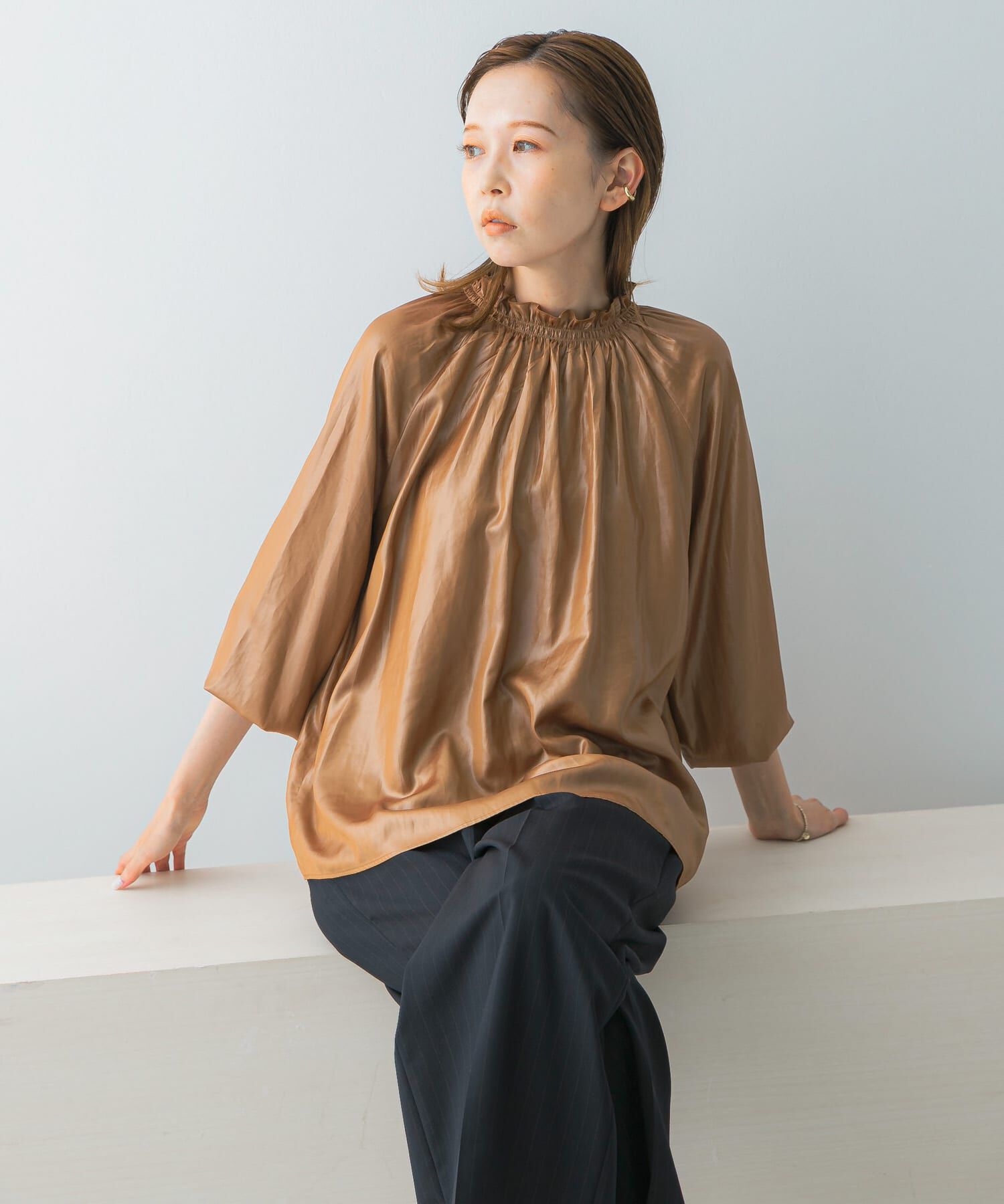 URBAN RESEARCH ROSSO「グロッシー2WAYネックギャザーブラウス」|シャツ・ブラウス|