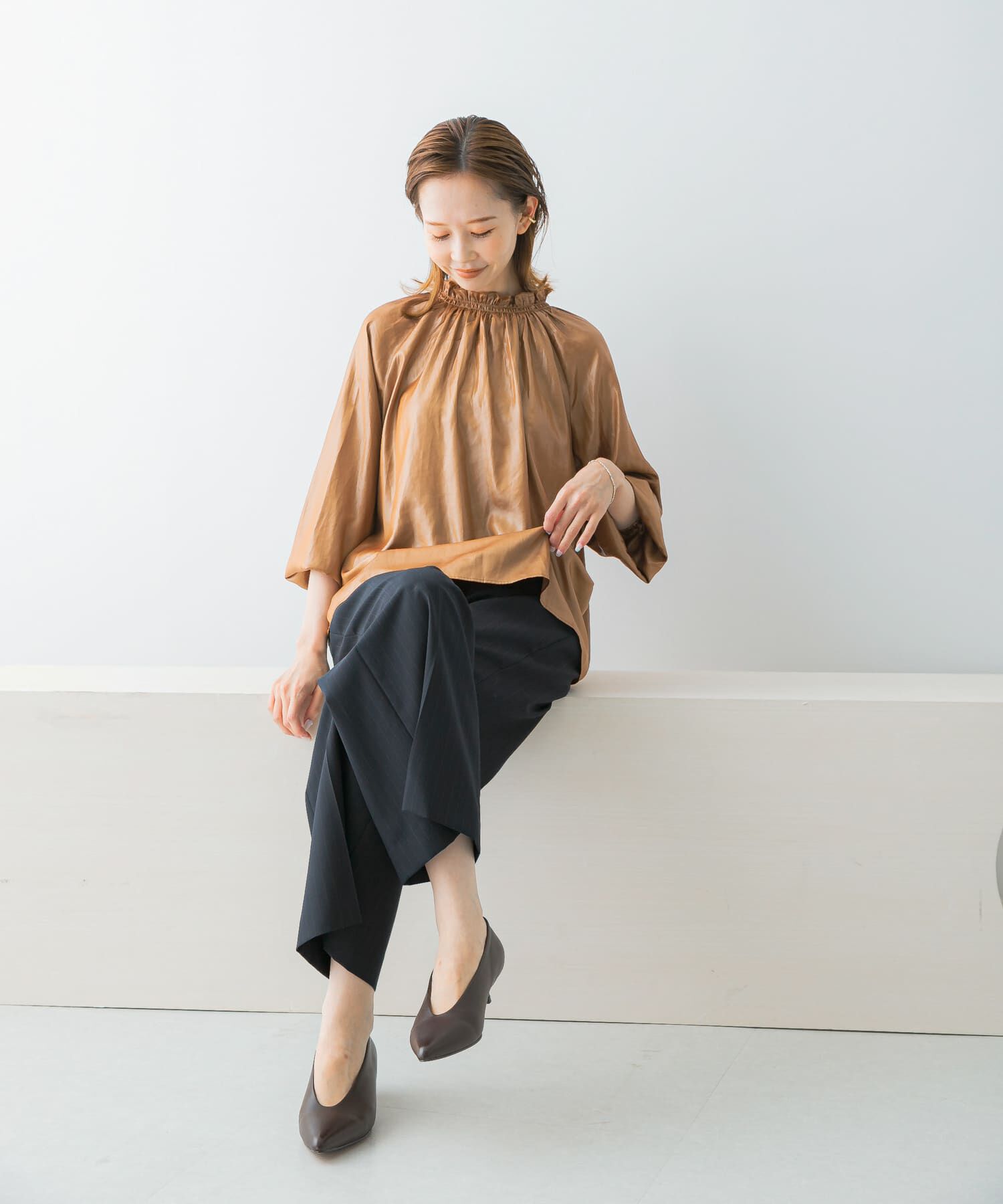 URBAN RESEARCH ROSSO「グロッシー2WAYネックギャザーブラウス」|シャツ・ブラウス|