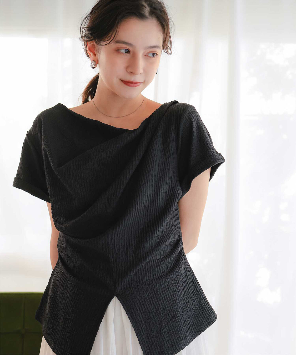 titivate「【ほたるさんコラボアイテム】スリットデザインドレープ半袖Tシャツ」|Tシャツ・カットソー|ブラック