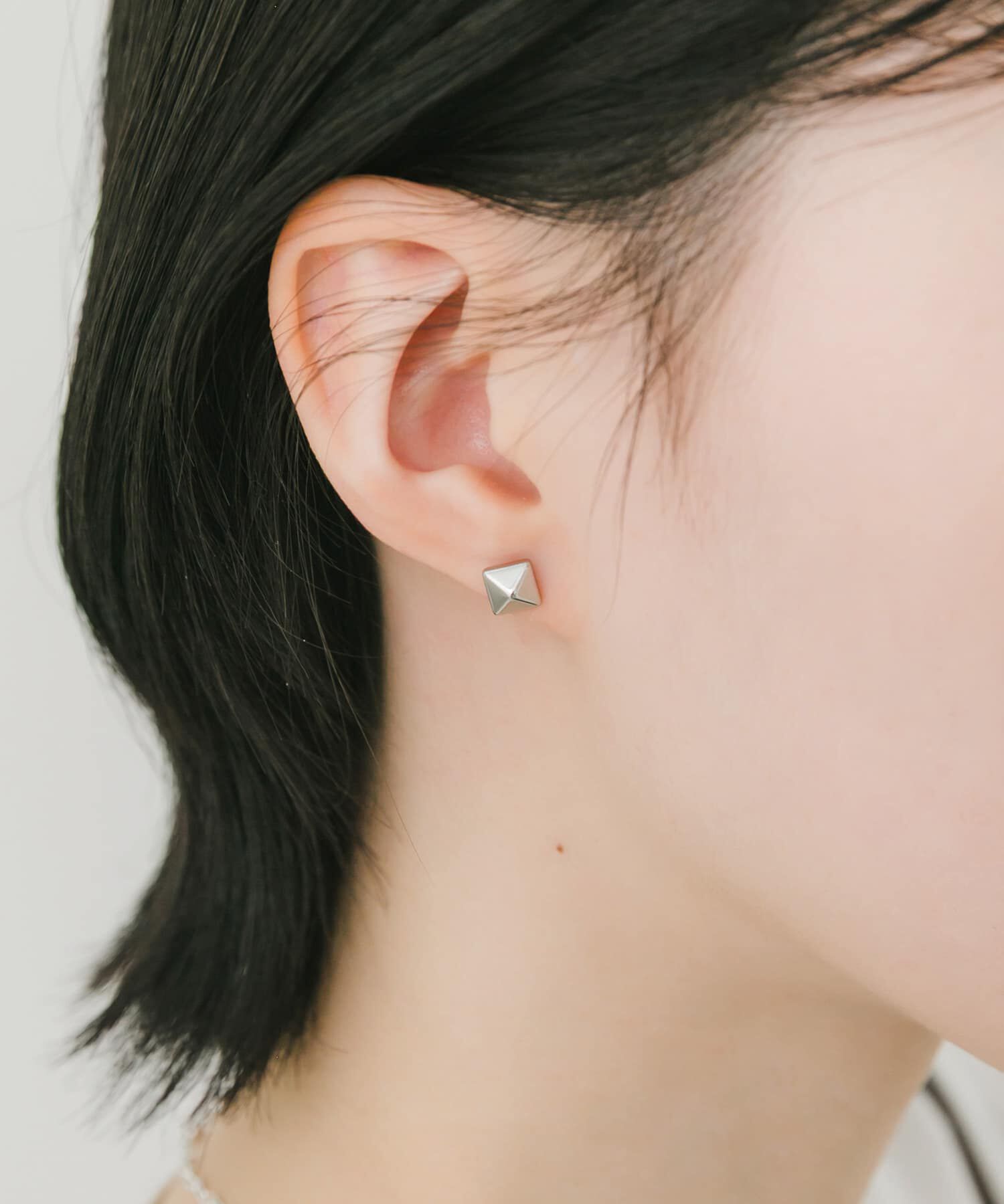 SMELLY「ステンレススクエアスタッズピアス」|ピアス|