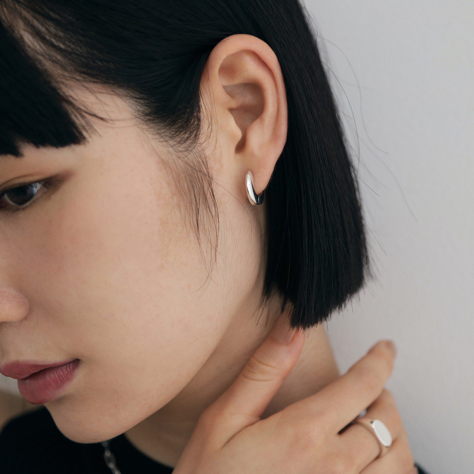 COCOSHNIK ONKITSCH「シルバー ハギーフープ フラットサークルピアス」|ピアス|