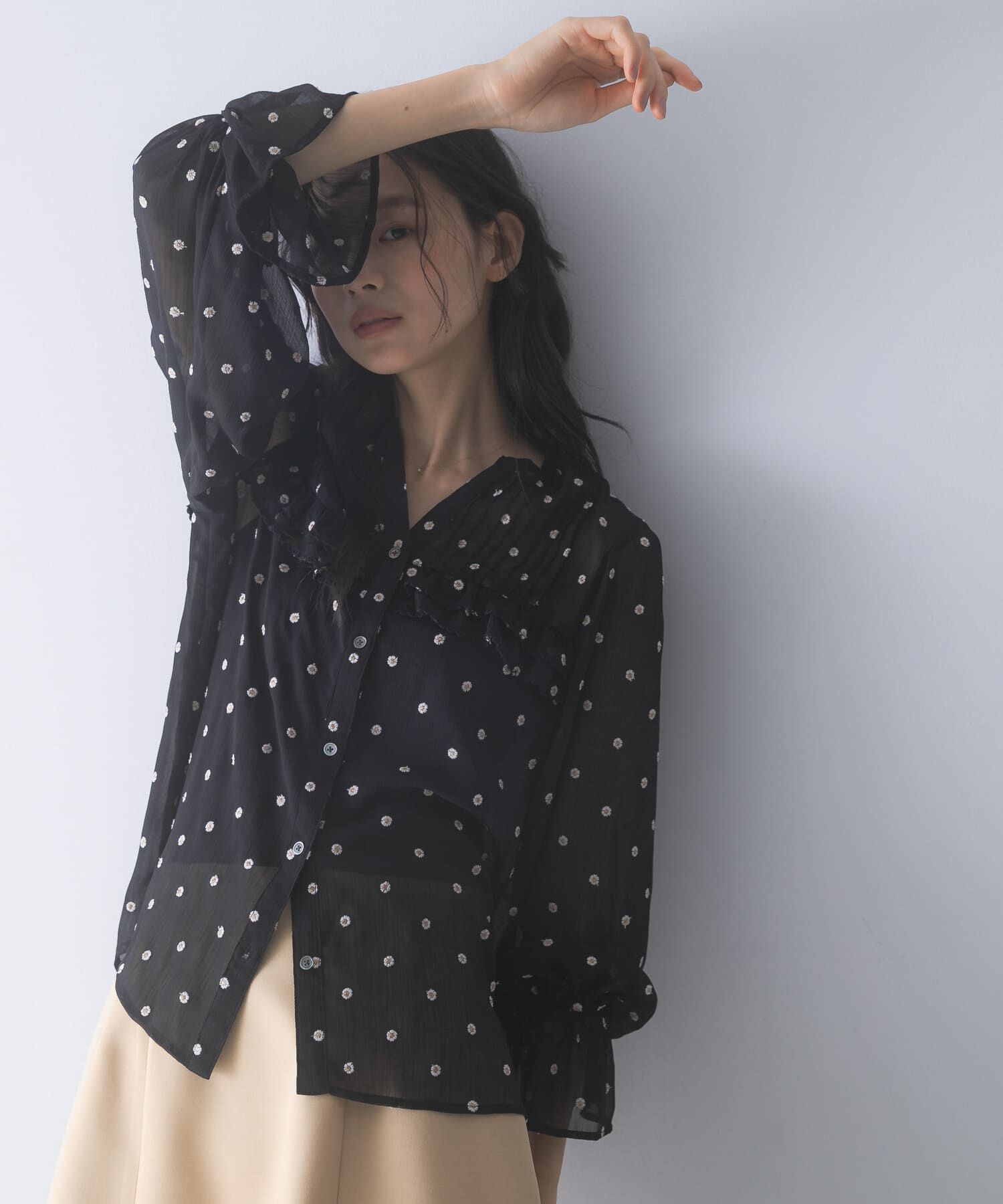 URBAN RESEARCH ROSSO「『WEB限定』フラワー刺繍ピンタックフリルブラウス」|シャツ・ブラウス|
