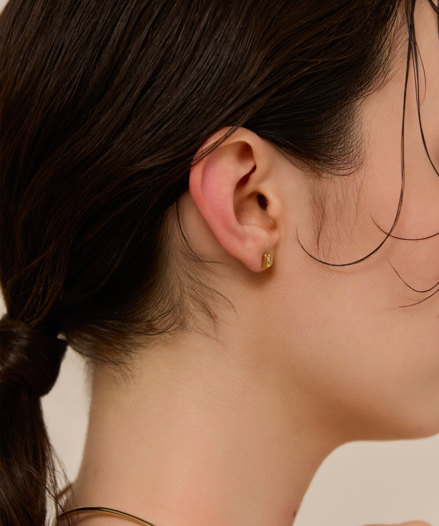 Phoebe「【金属アレルギー対応】モダントライアングルピアス　ゴールド/ニッケルフリー」|ピアス|