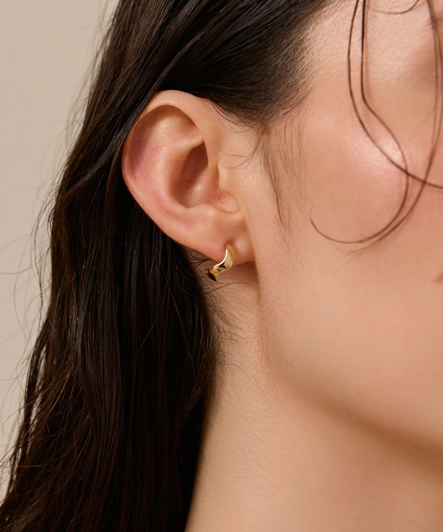 Phoebe「【金属アレルギー対応】リップルフープセラミックポストピアス　ゴールド/ニッケルフリー」|ピアス|