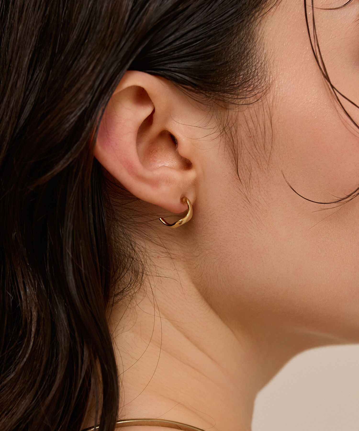 Phoebe「【金属アレルギー対応】リップルフープセラミックポストピアス　ゴールド/ニッケルフリー」|ピアス|