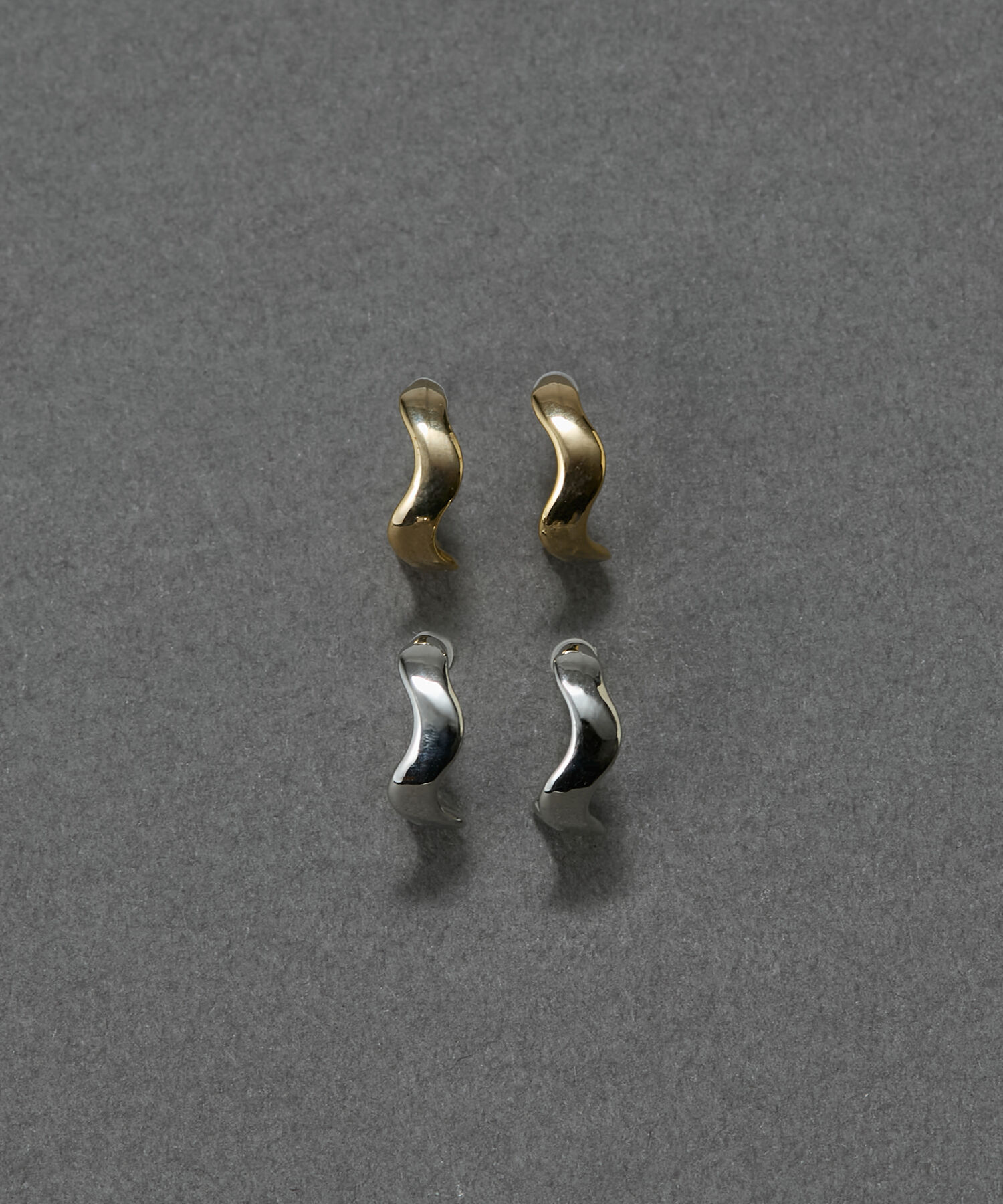 Phoebe「【金属アレルギー対応】リップルフープセラミックポストピアス　ゴールド/ニッケルフリー」|ピアス|