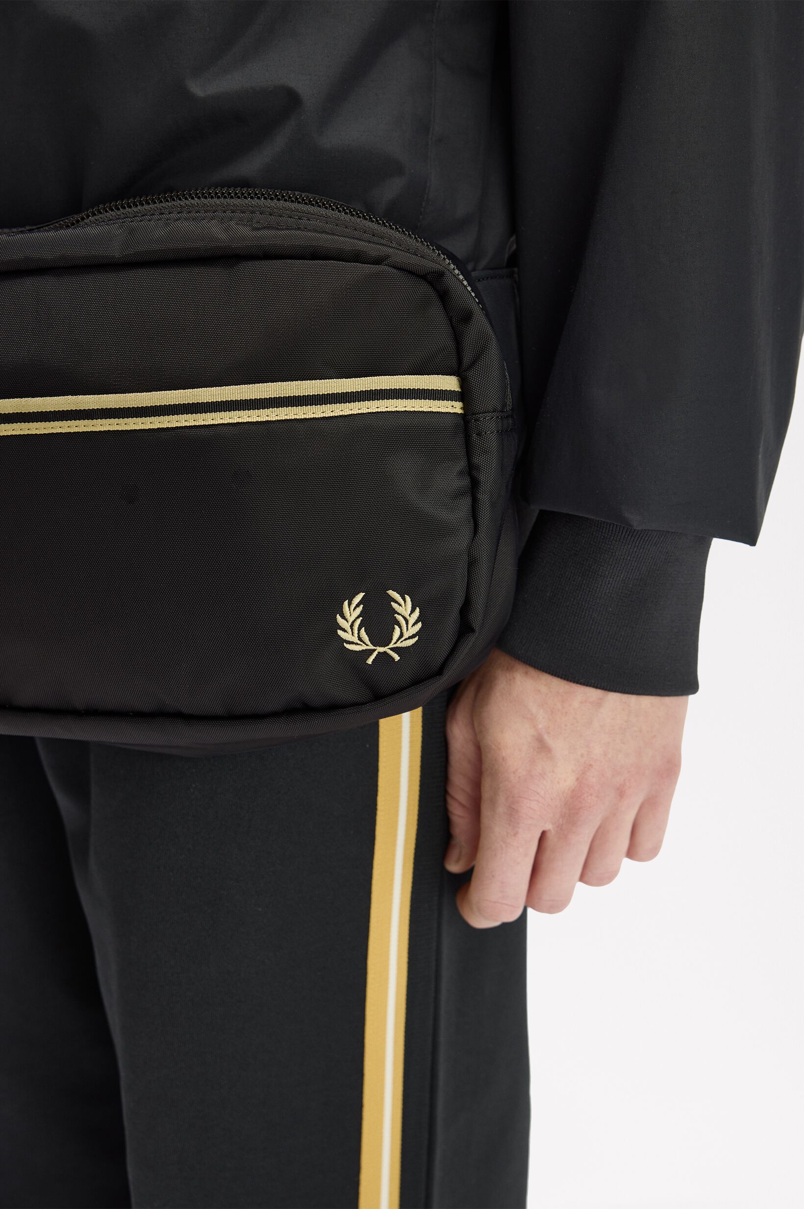 FRED PERRY 「Tipped Tape Crossbody Bag／ティップラインテープクロスボディバッグ」|ショルダー・メッセンジャー|