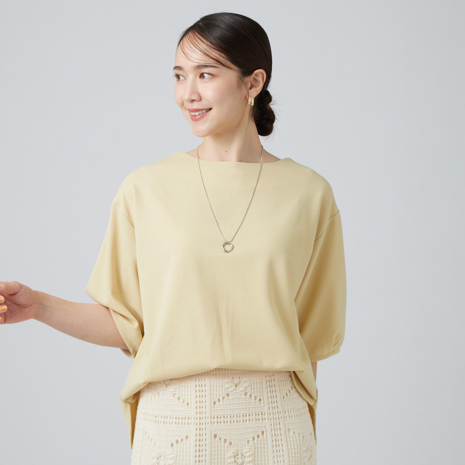 SHOO･LA･RUE「【2点セット／洗濯機可／S-LL】インせず着られる ネックレス付き5分袖Ｔシャツ」|Tシャツ・カットソー|