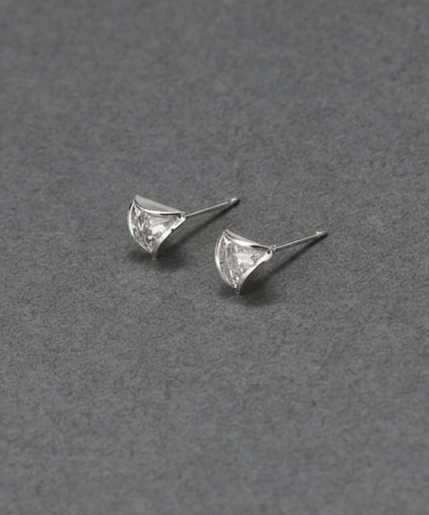 Phoebe「【金属アレルギー対応】モダントライアングルピアス　シルバー/ニッケルフリー」|ピアス|