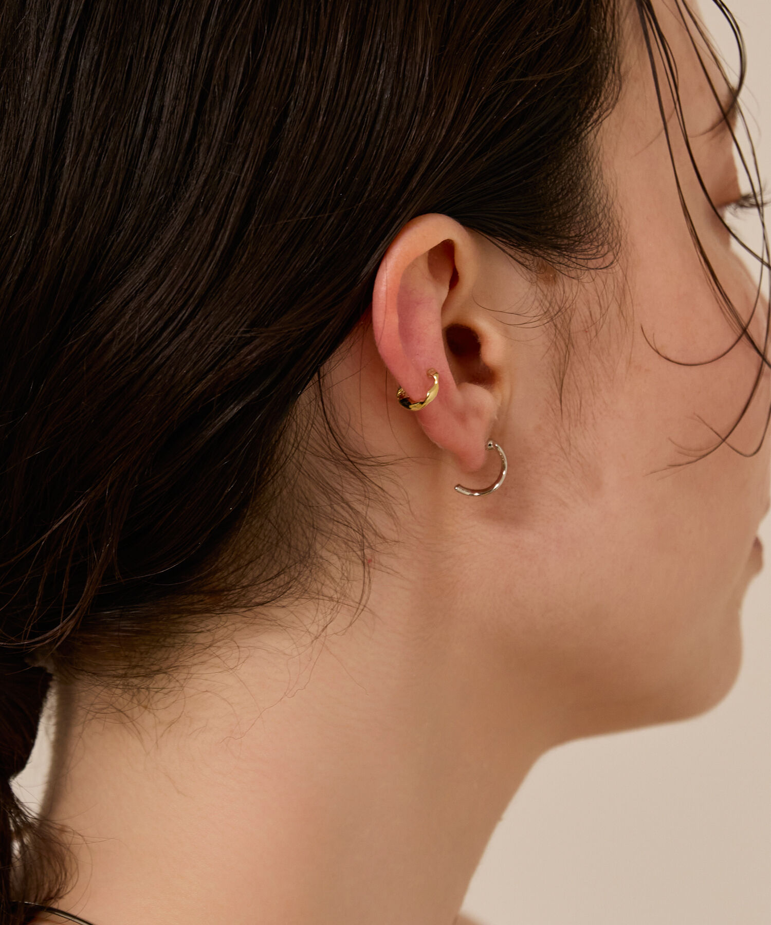 Phoebe「【金属アレルギー対応】リップルフープセラミックポストピアス　シルバー/ニッケルフリー」|ピアス|