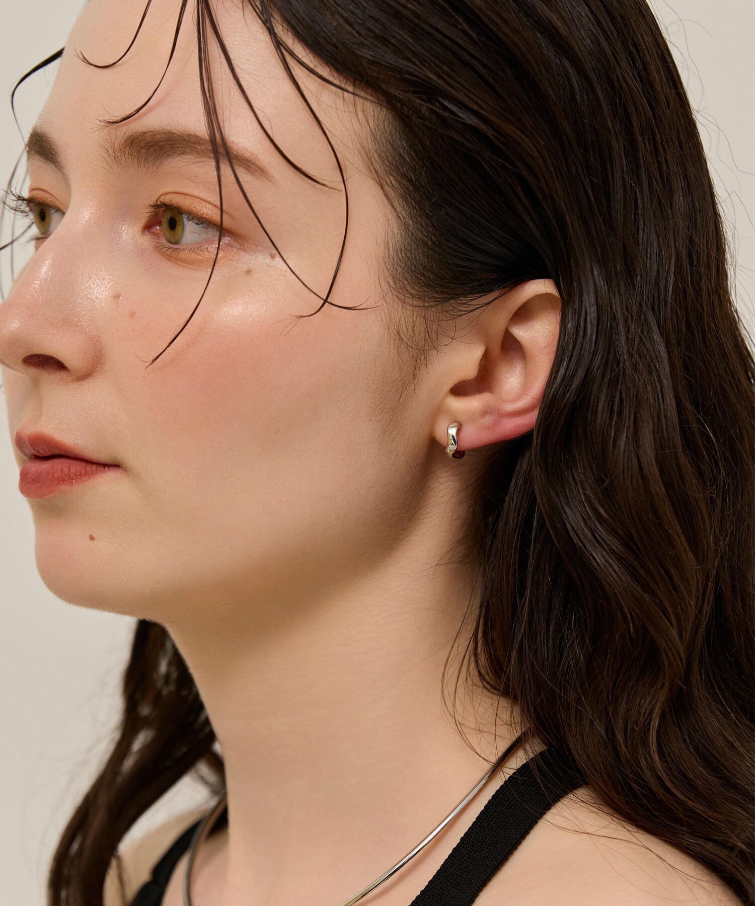 Phoebe「【金属アレルギー対応】【痛くないシリーズ】リップルフープライトフィットイヤリング　シルバー」|イヤリング|