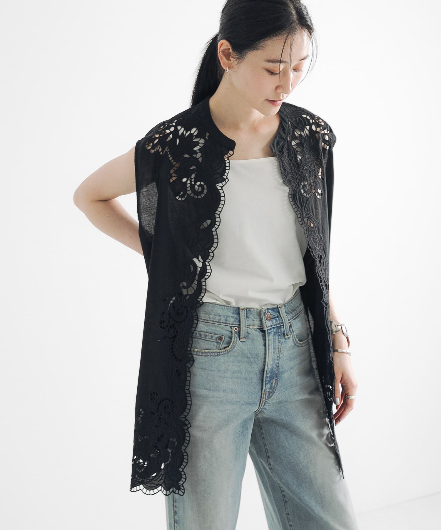 URBAN RESEARCH「カットワークレース刺繍ジレ」|ベスト・ジレ|ブラック