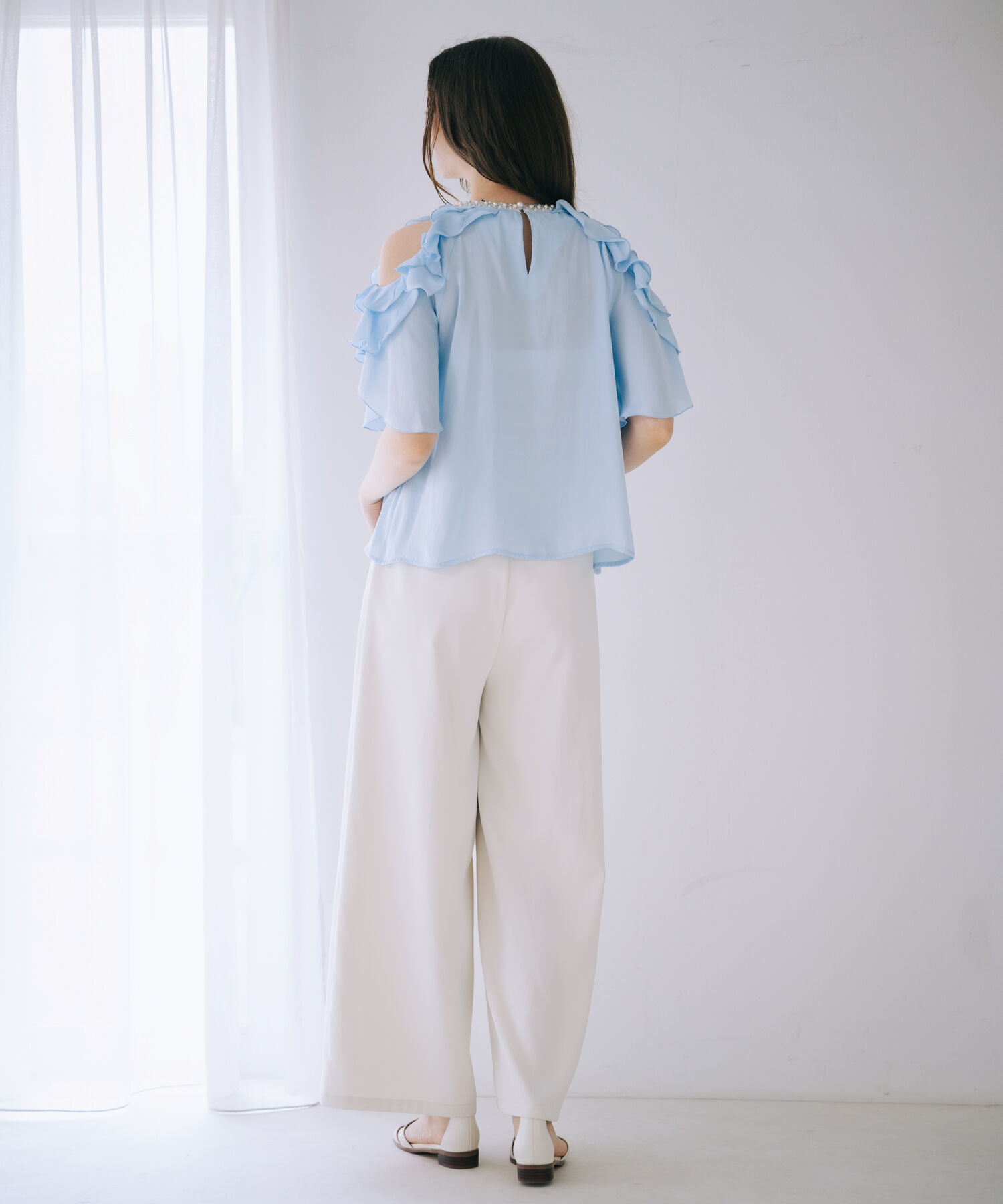 SELFIST「【品よく肌見せ】ショルダーオープンビジュー付フリルブラウス」|シャツ・ブラウス|