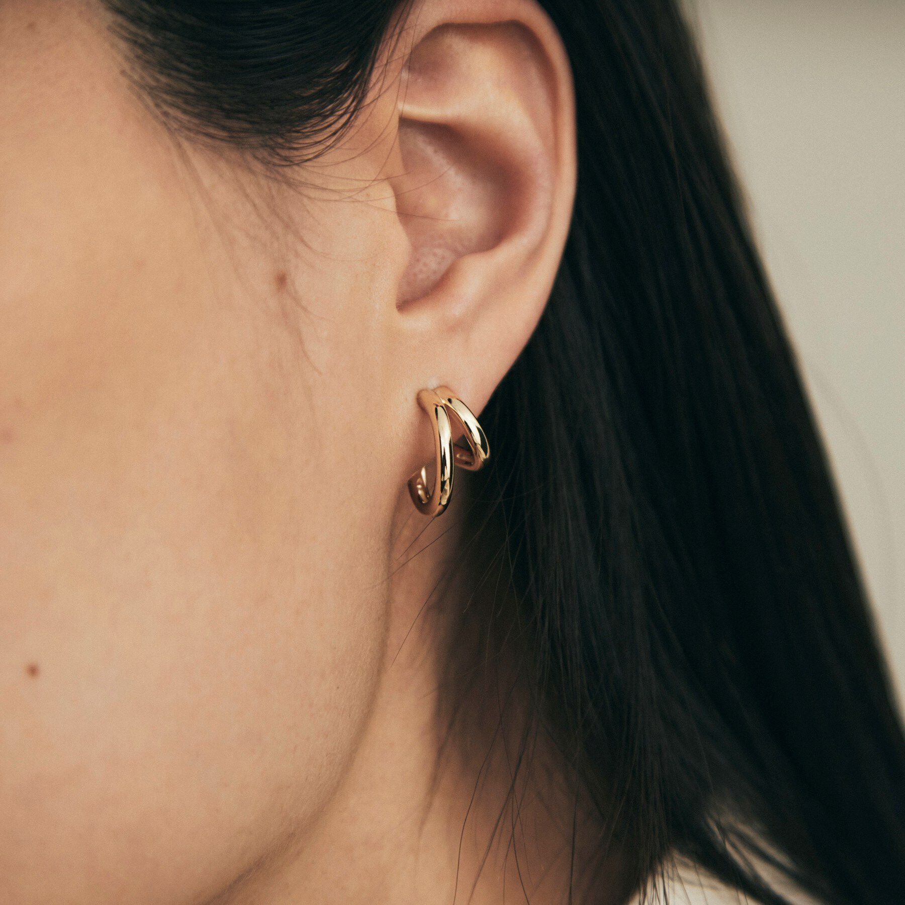 COCOSHNIK「K10アシンメトリーダブルフープ スタッドピアス」|ピアス|