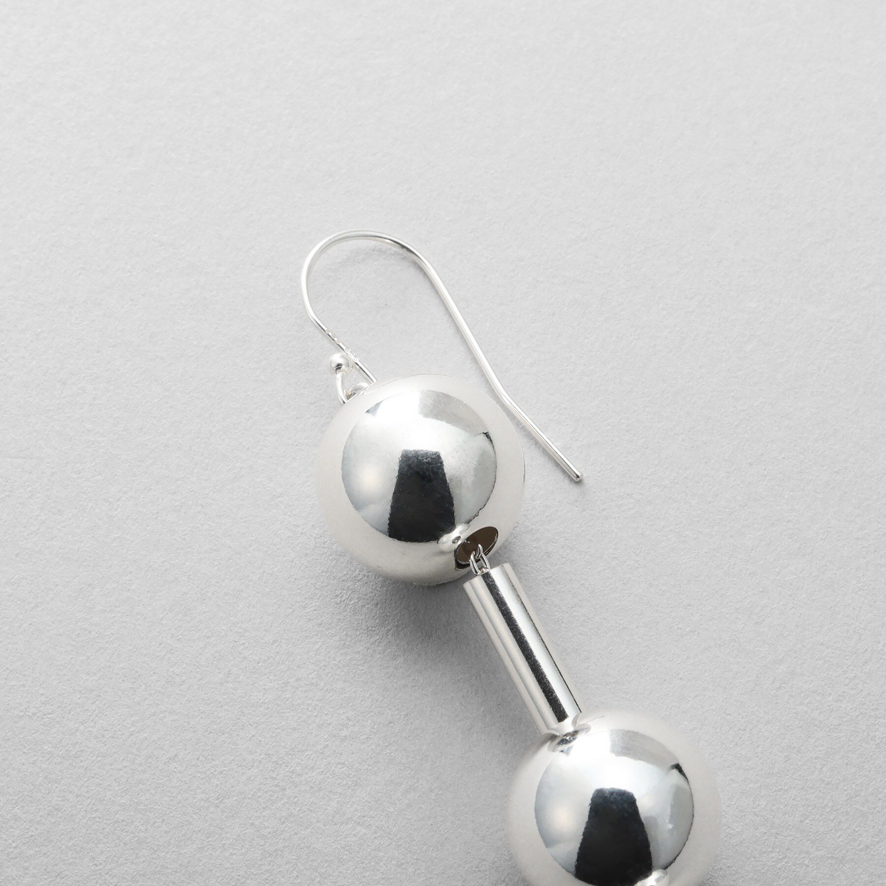 COCOSHNIK ONKITSCH「シルバー ホロウボールコネクテッドピアス」|ピアス|