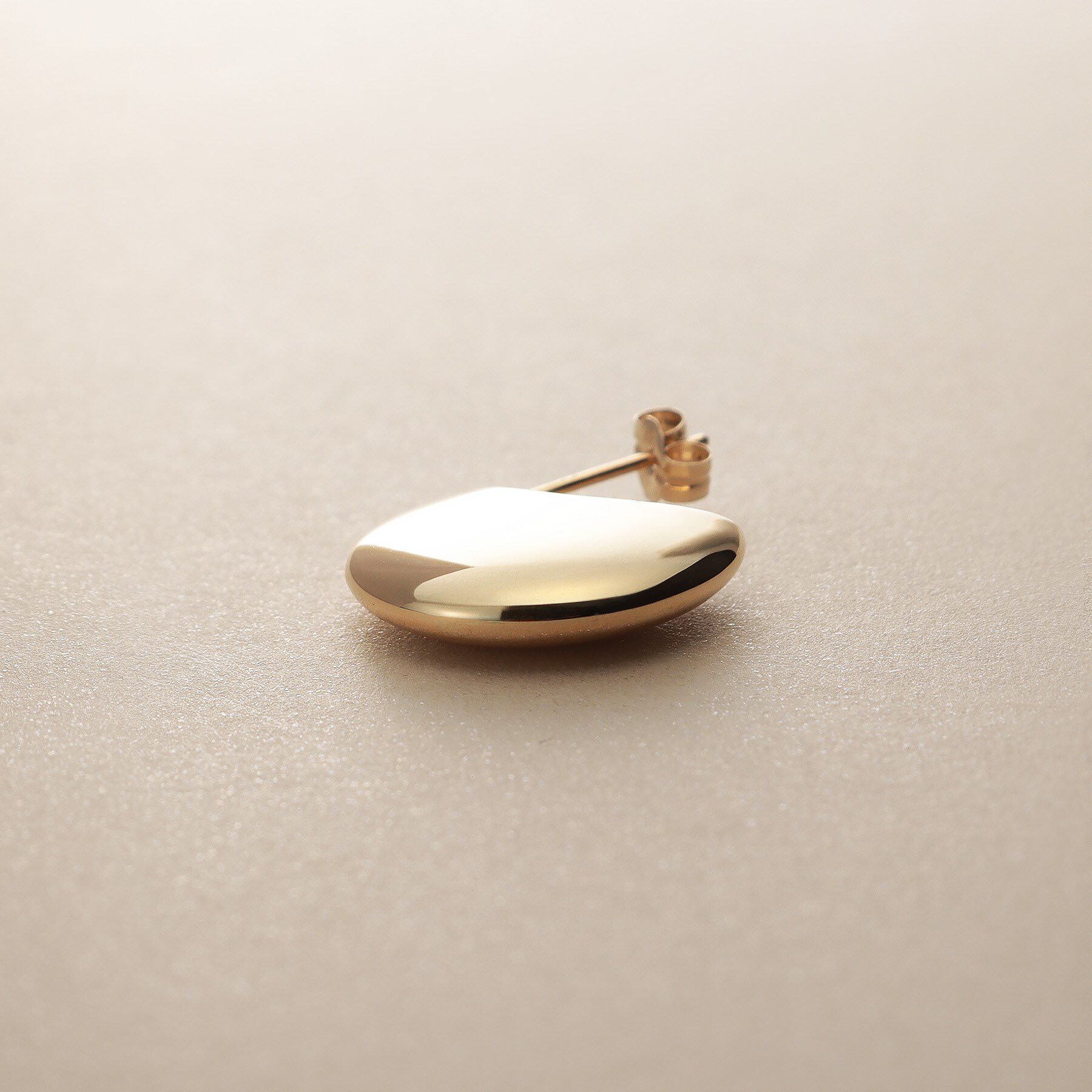 COCOSHNIK「K10中空カーブフラット スタッズピアス」|ピアス|