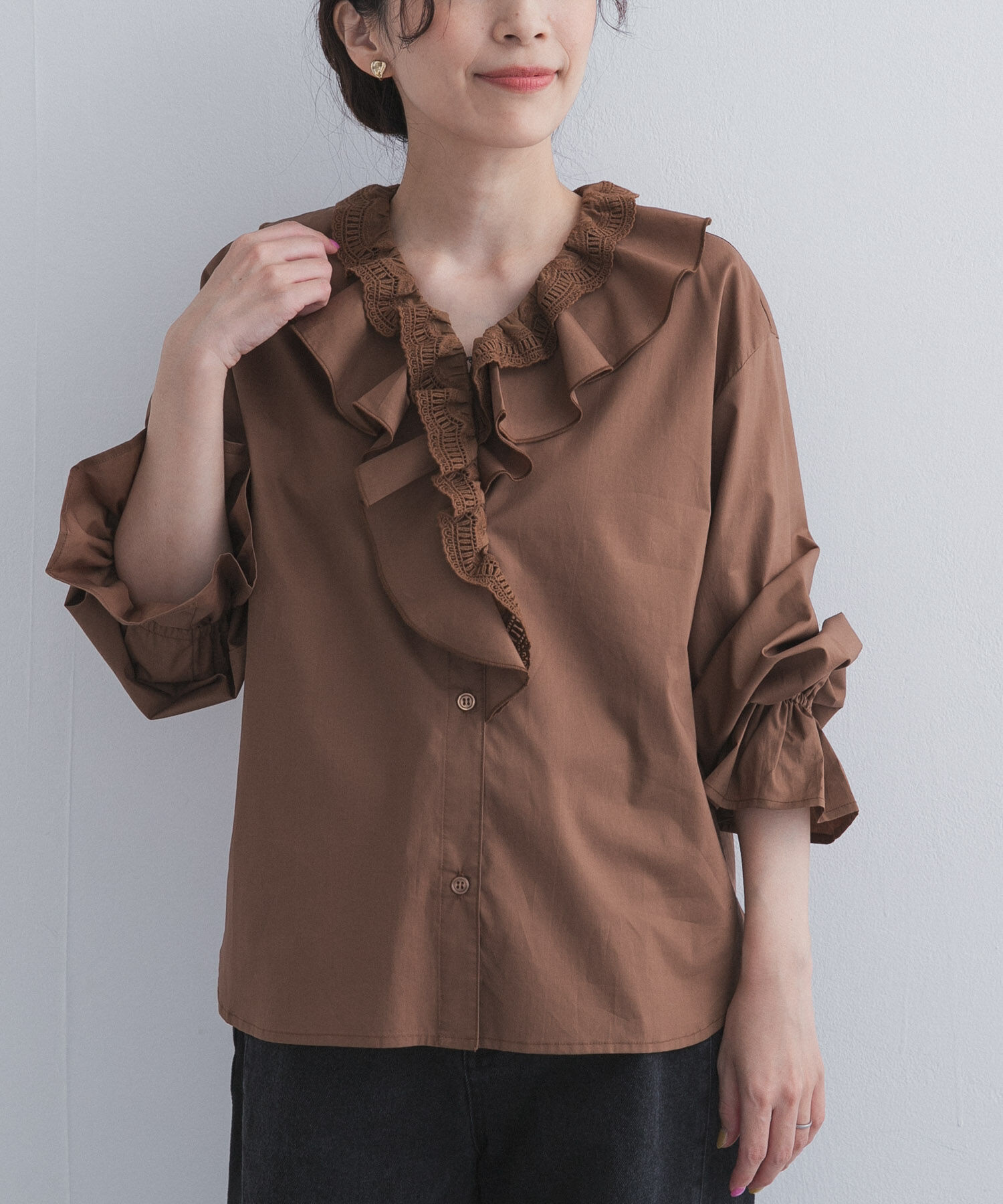URBAN RESEARCH DOORS「レースラッフルブラウス」|シャツ・ブラウス|