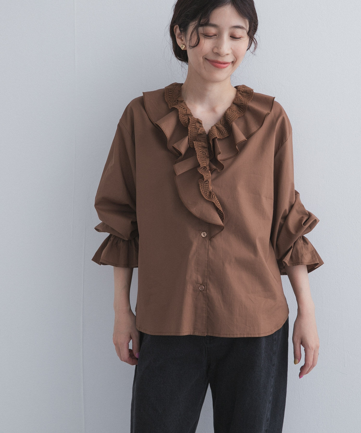 URBAN RESEARCH DOORS「レースラッフルブラウス」|シャツ・ブラウス|