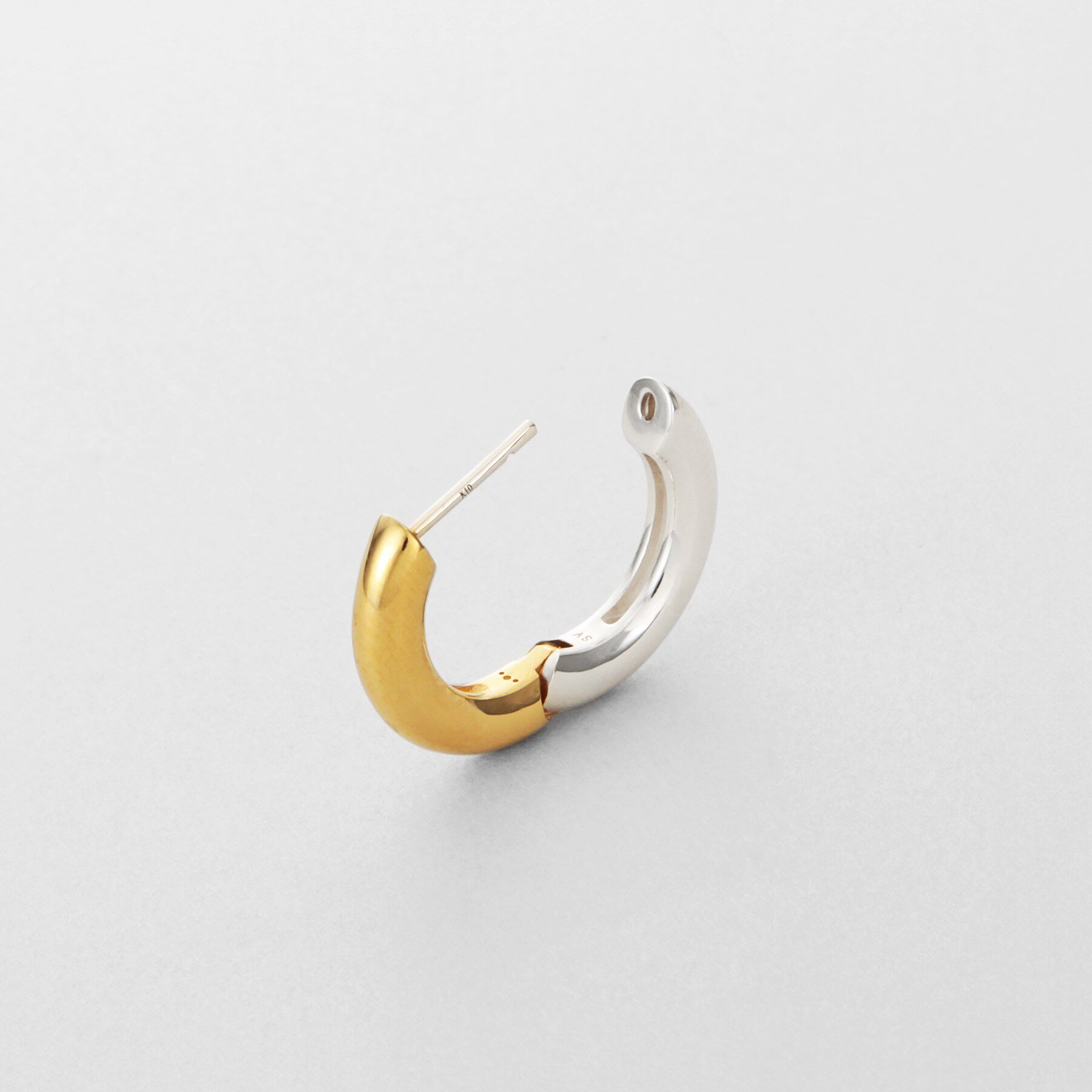 COCOSHNIK ONKITSCH「シルバー コンビカラー ハギーフープ ラウンドピアス」|ピアス|