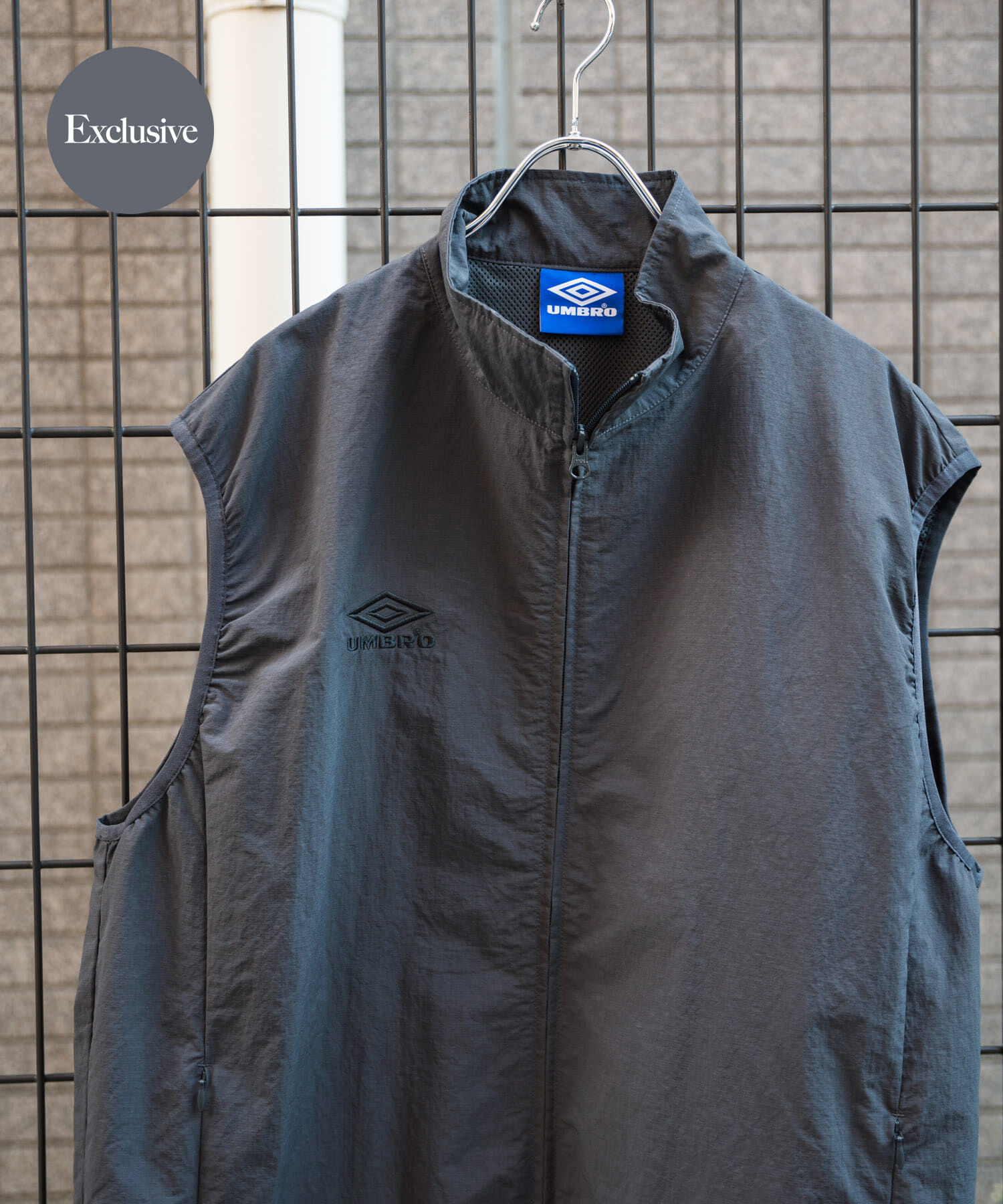 URBAN RESEARCH DOORS「『別注』UMBRO&times;DOORS　RS TRACK VEST」|ベスト・ジレ|チャコールグレー