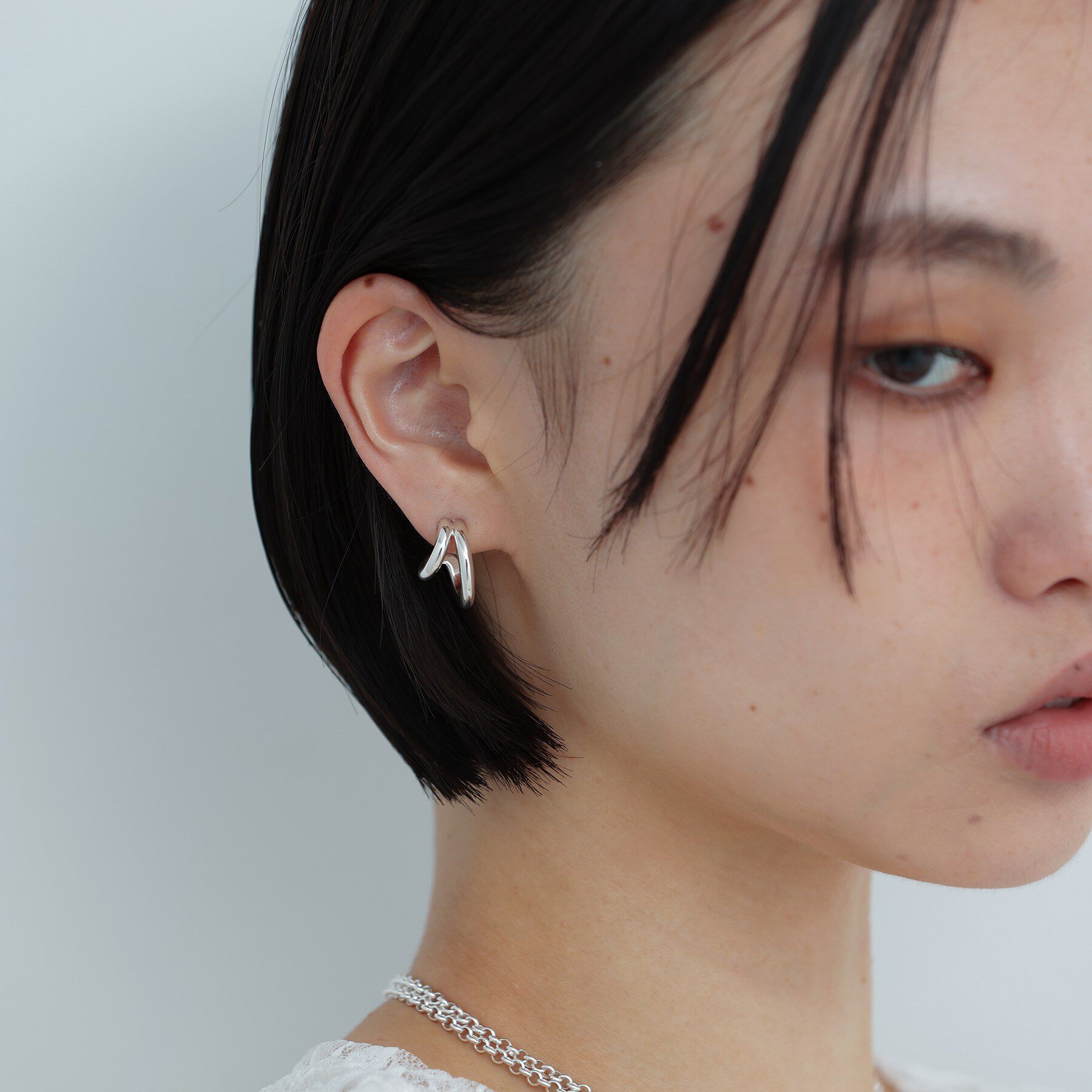 COCOSHNIK ONKITSCH「シルバー アシンメトリーフープピアス」|ピアス|