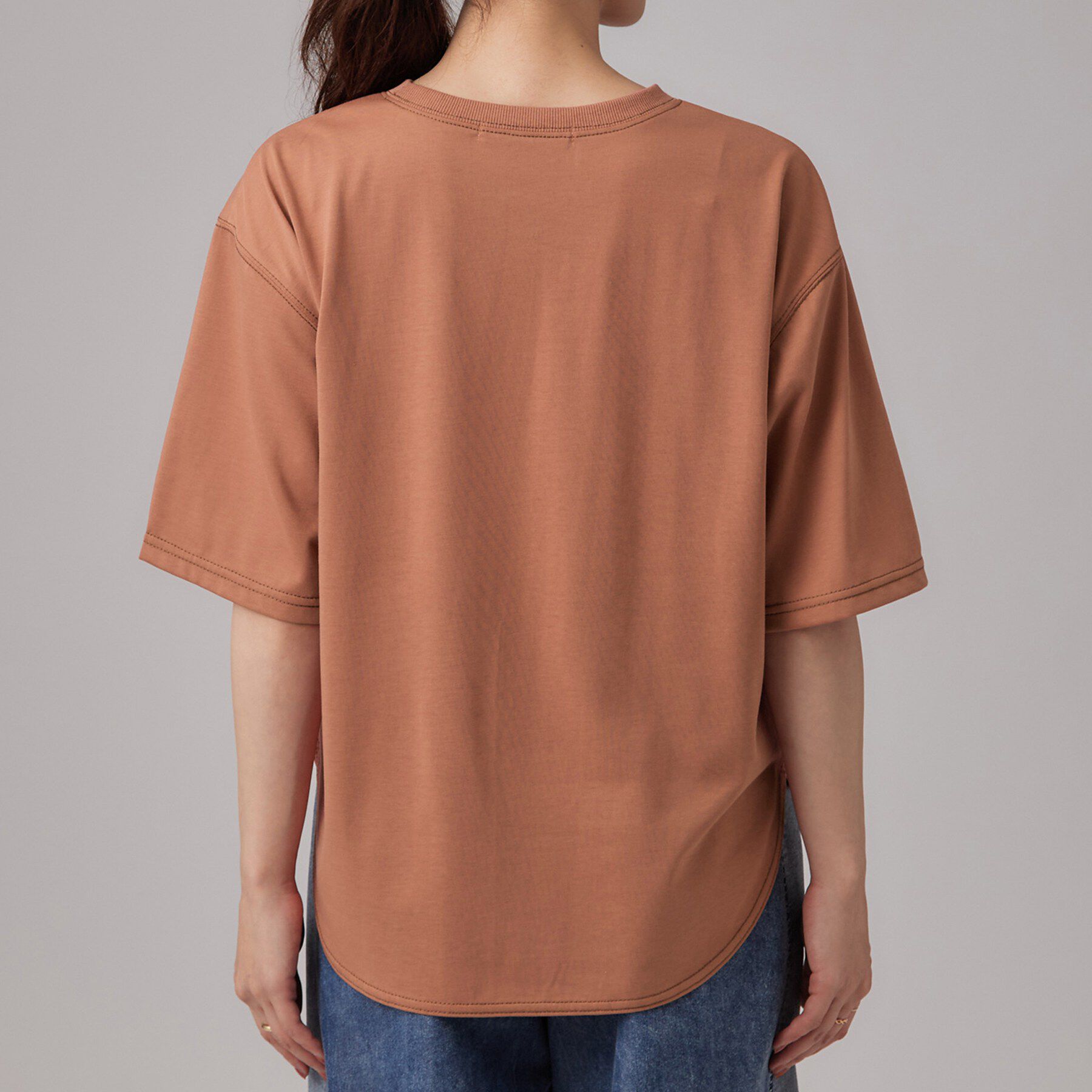 SHOO･LA･RUE「【体型カバー】インせず着られる 配色ステッチロゴTシャツ」|Tシャツ・カットソー|