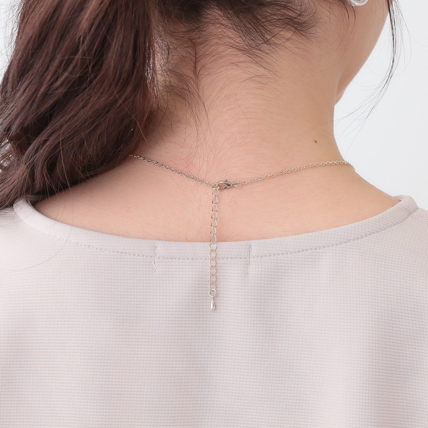 SHOO･LA･RUE「【S-LL/2点セット】大人の上品シルエット アクセ付き Vネックトップス」|シャツ・ブラウス|