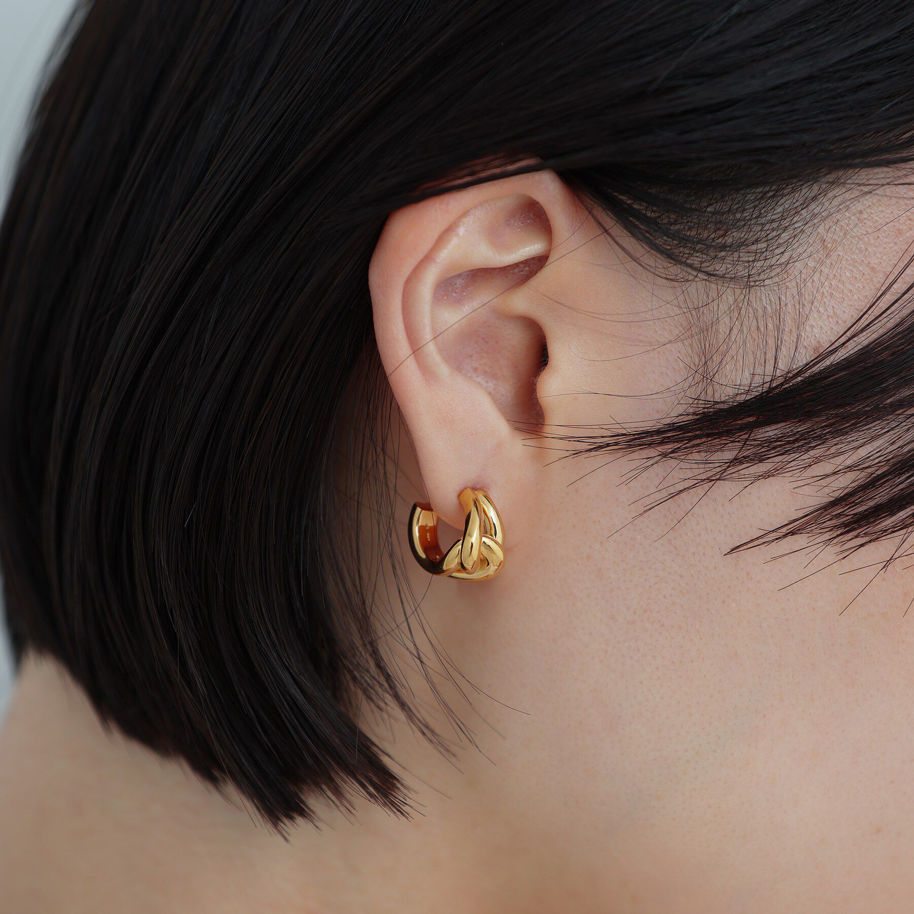 COCOSHNIK ONKITSCH「シルバー スモールフープ ノットピアス GP」|ピアス|