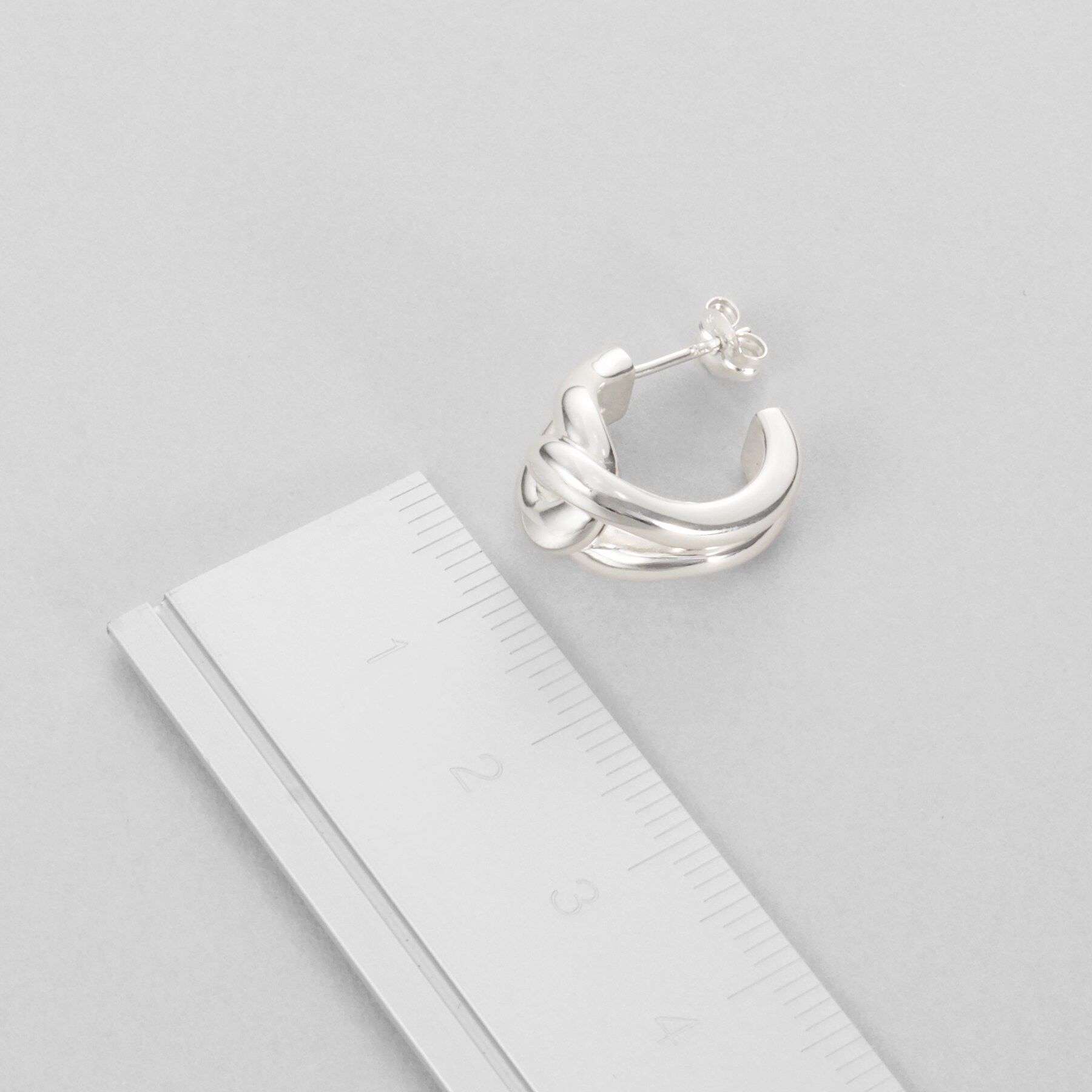 COCOSHNIK ONKITSCH「シルバー スモールフープ ノットピアス」|ピアス|