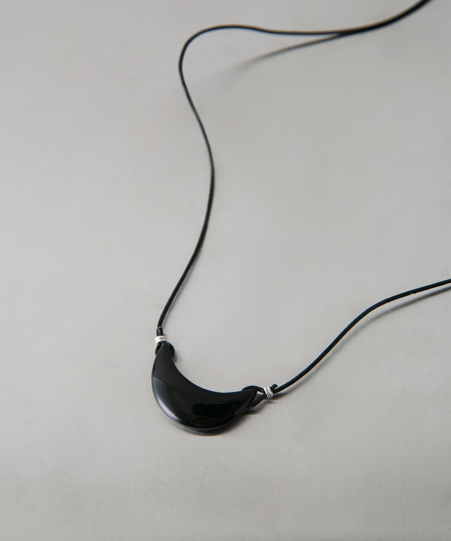 SMELLY「SMELLY so&rsquo;　onyx crescent necklace」|ネックレス|