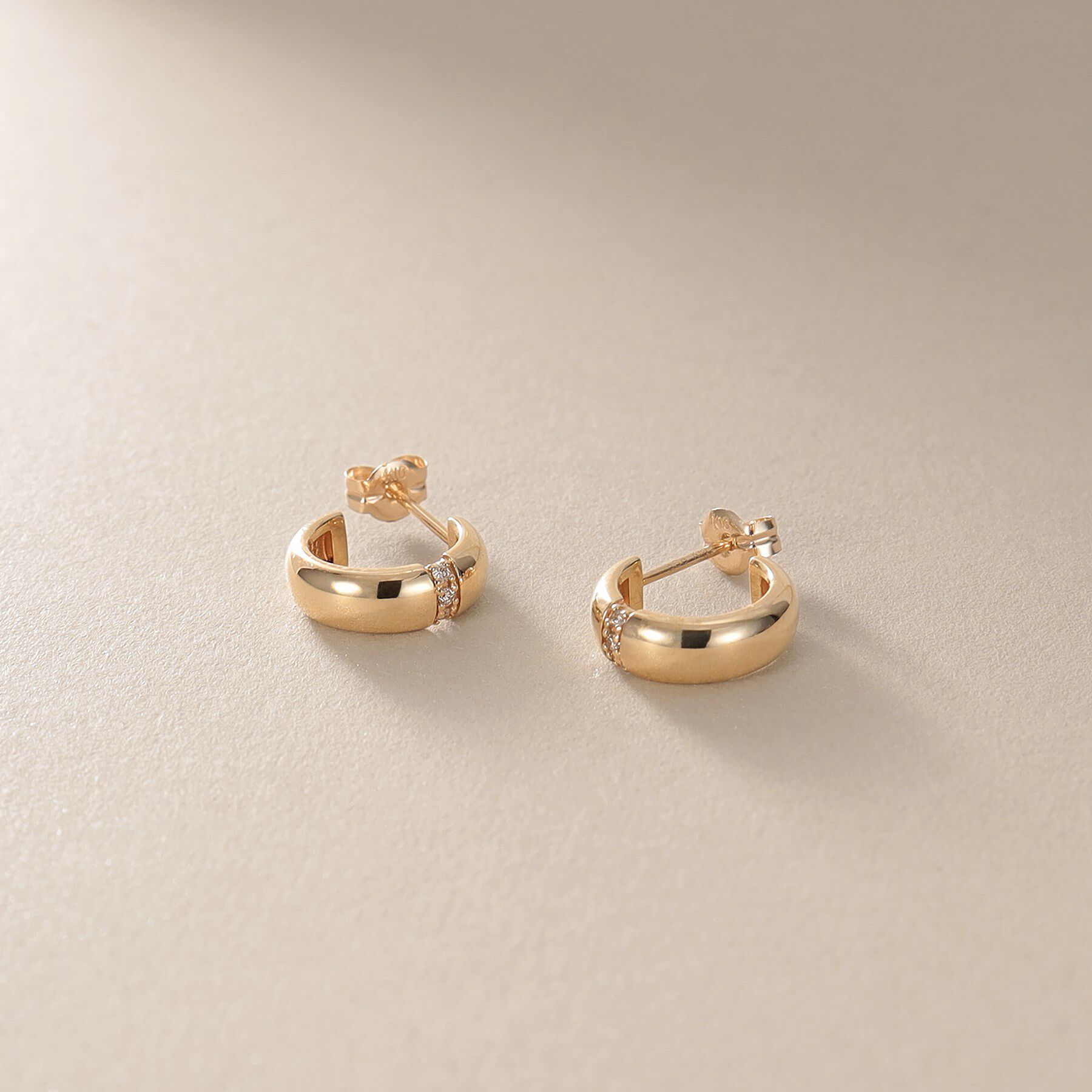 COCOSHNIK「K10ダイヤモンド 甲丸フープ スタッドピアス」|ピアス|