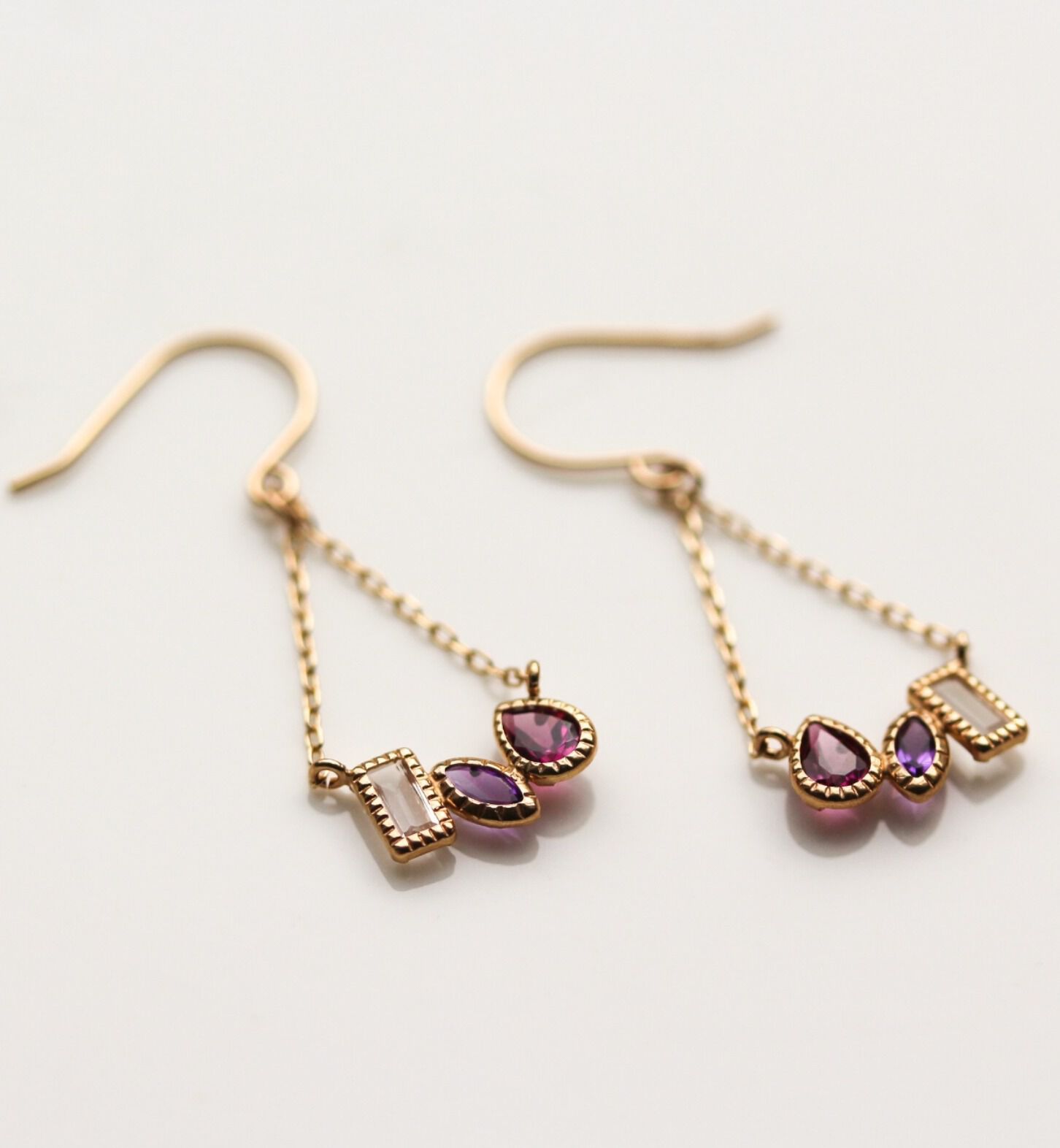  「マルチカラー トリコロール フック ピアス | K10YG」|ピアス|
