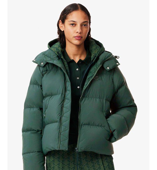 LACOSTE「ウィメンズ ボリュームハイネック ナイロンショート ダックダウンジャケット / フード取り外し可」|ダウン|モスグリーン